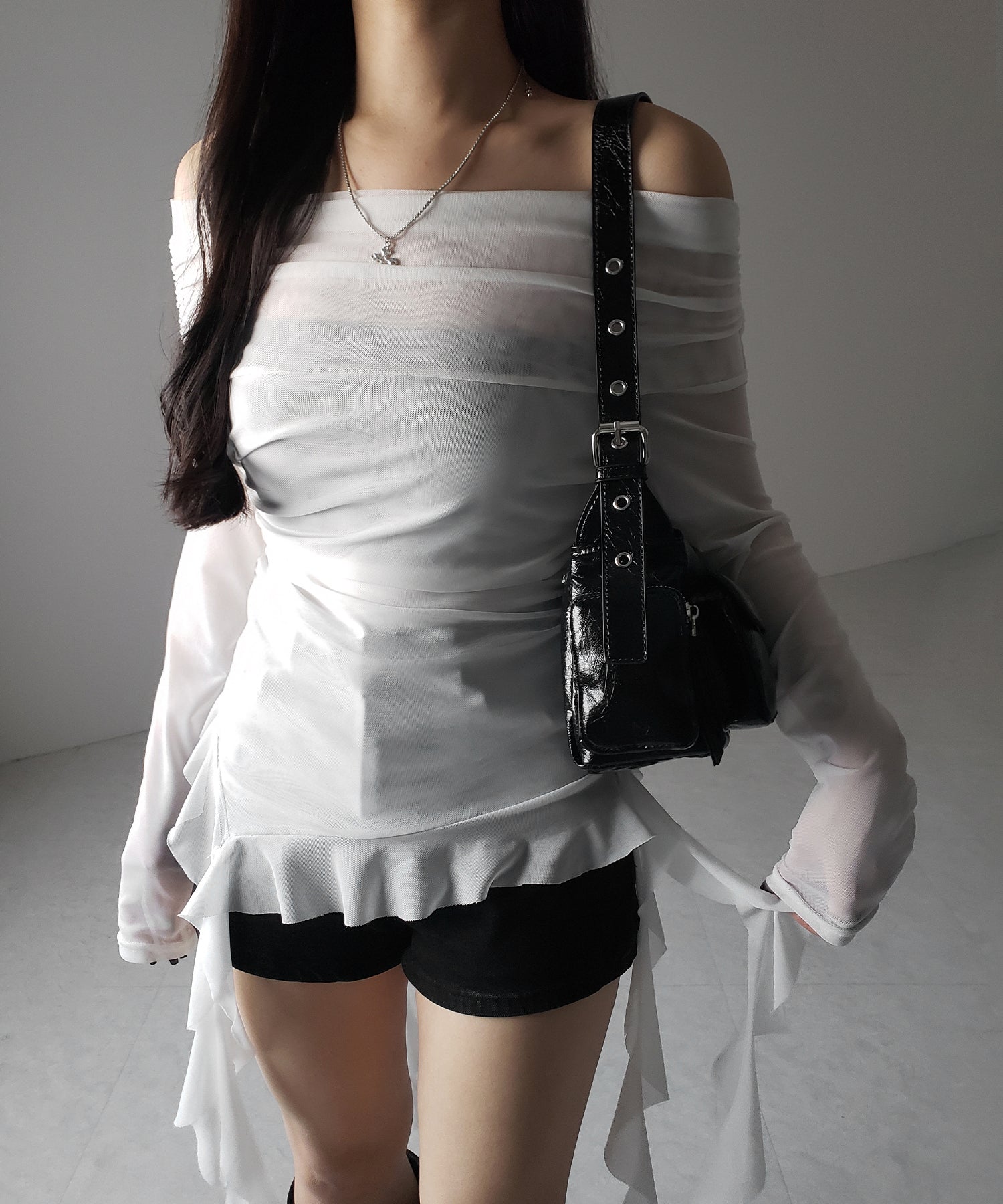 【 ２color 】アシンメトリーフリルオフショルシアートップス ／ asymmetrical frill off-shoulder sheer tops