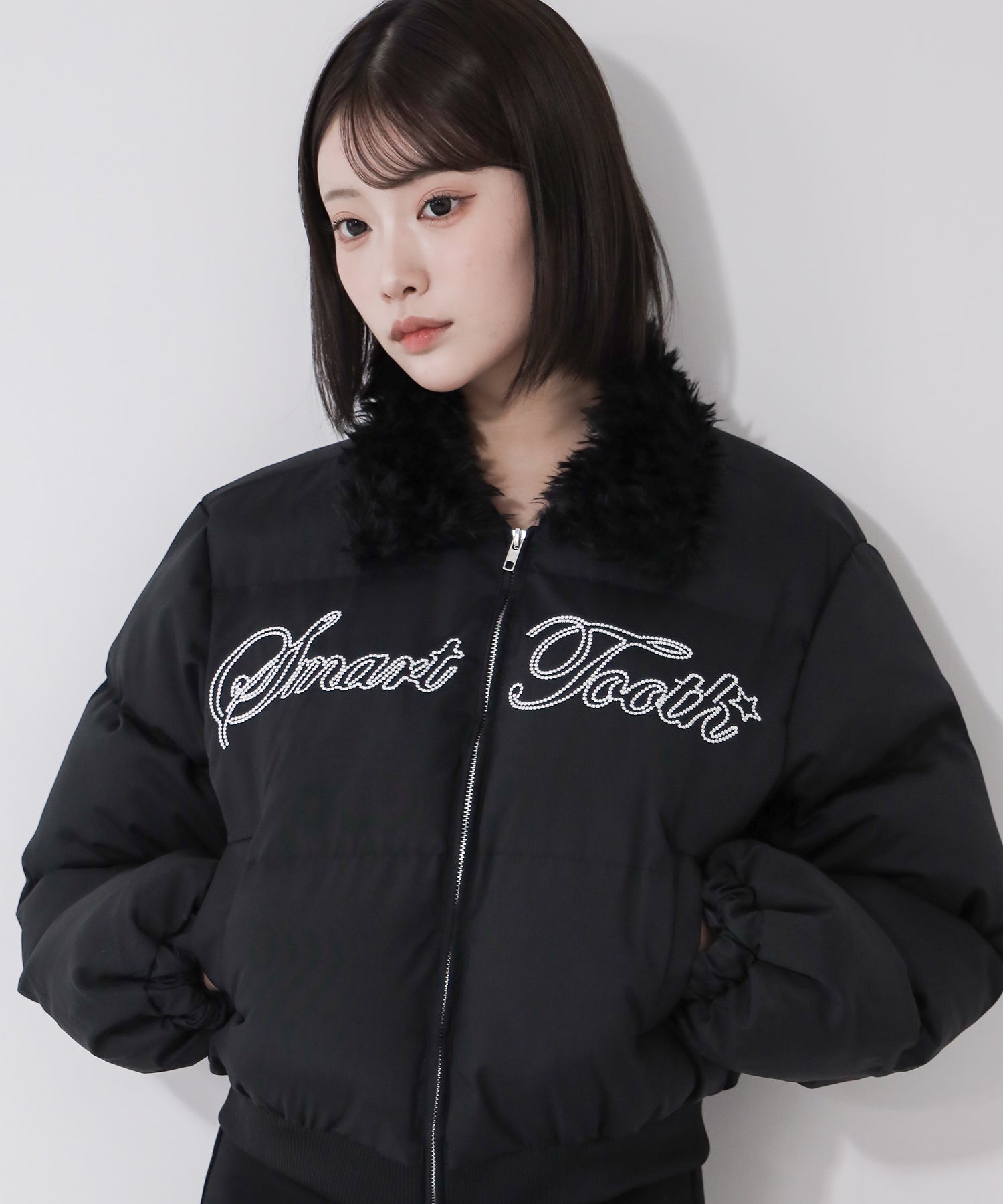 レタリングロゴ刺繍ショートパフダウンジャケット ／ lettering logo embroidery short puffer jacket