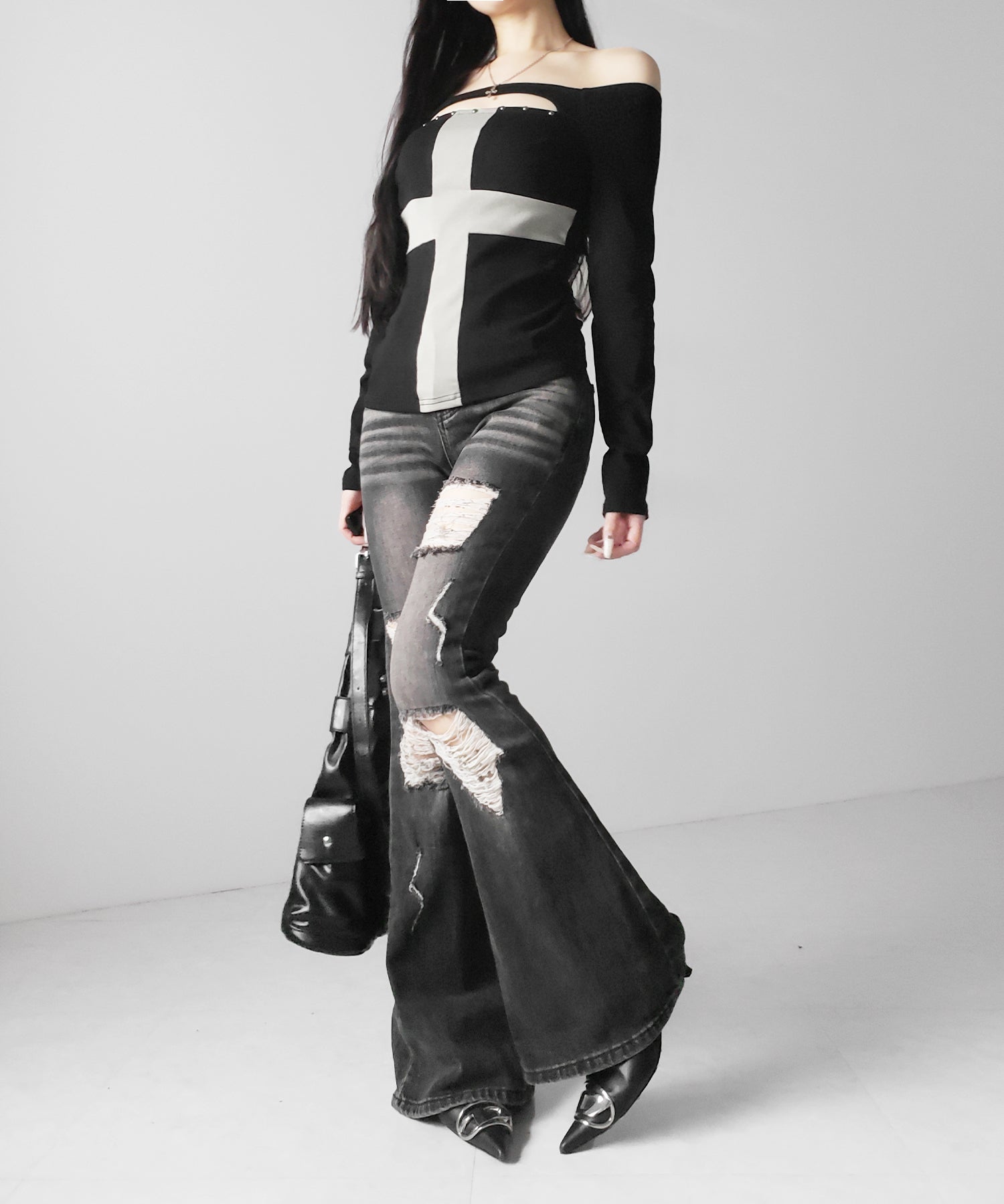 十字架クロスデザインカットアウトオフショルスリムトップス ／ cross design cutout offshoulder slim tops