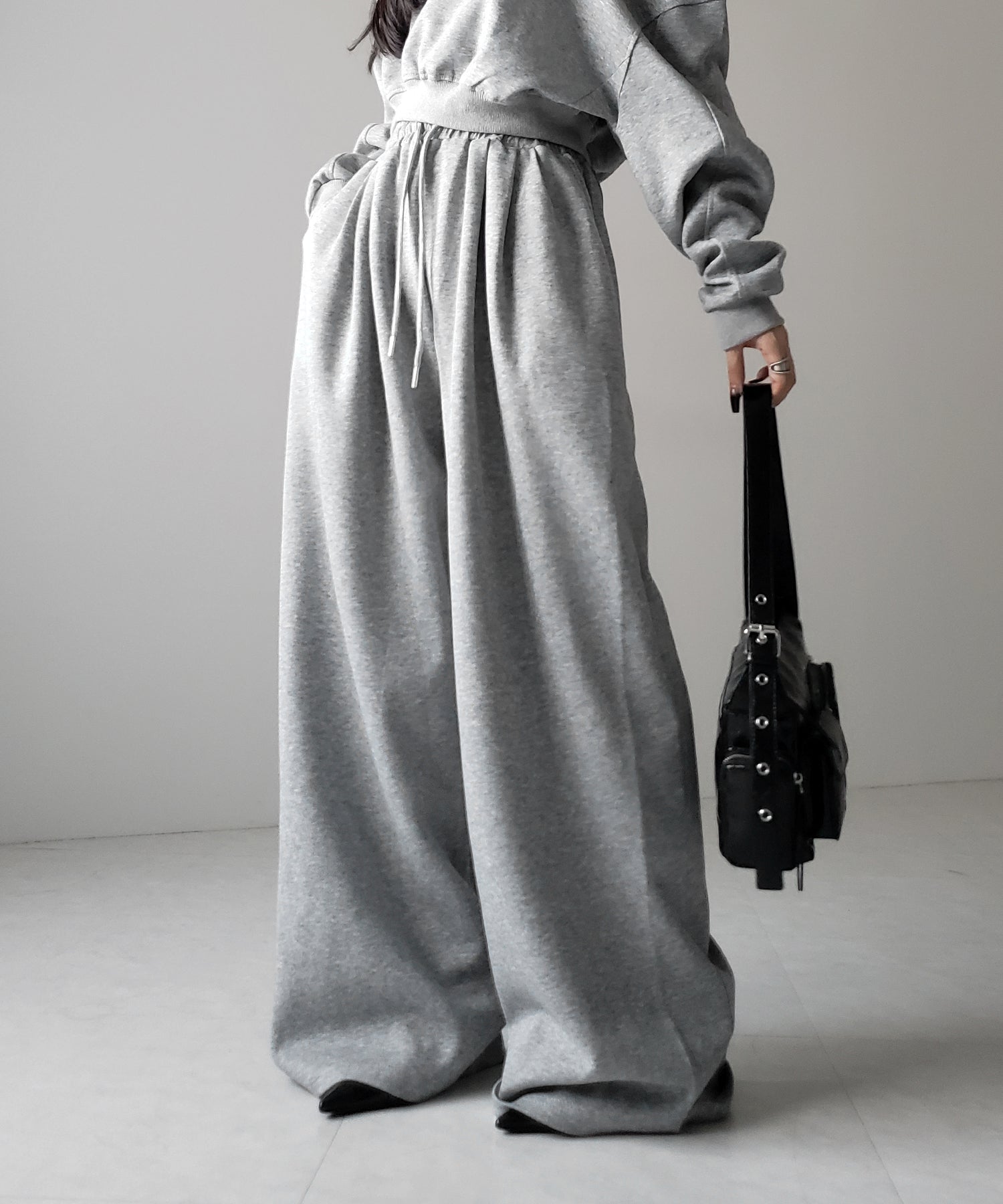 【 セットアップ 】ワンショルダーショートスウェットトップス ＋ タックワイドパンツ SET ／ off shoulder short sweat tops & tack wide pants SET