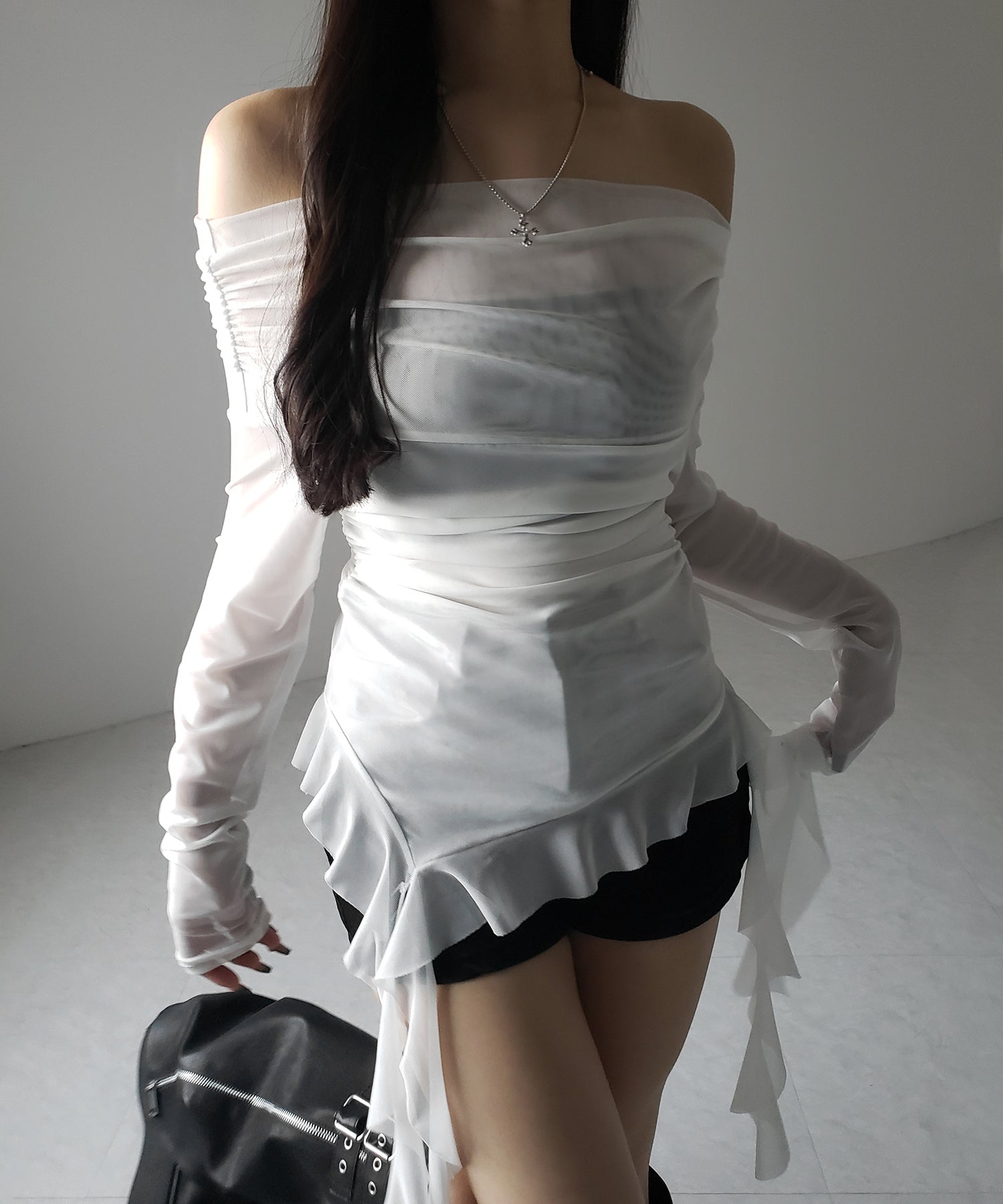 【 ２color 】アシンメトリーフリルオフショルシアートップス ／ asymmetrical frill off-shoulder sheer tops