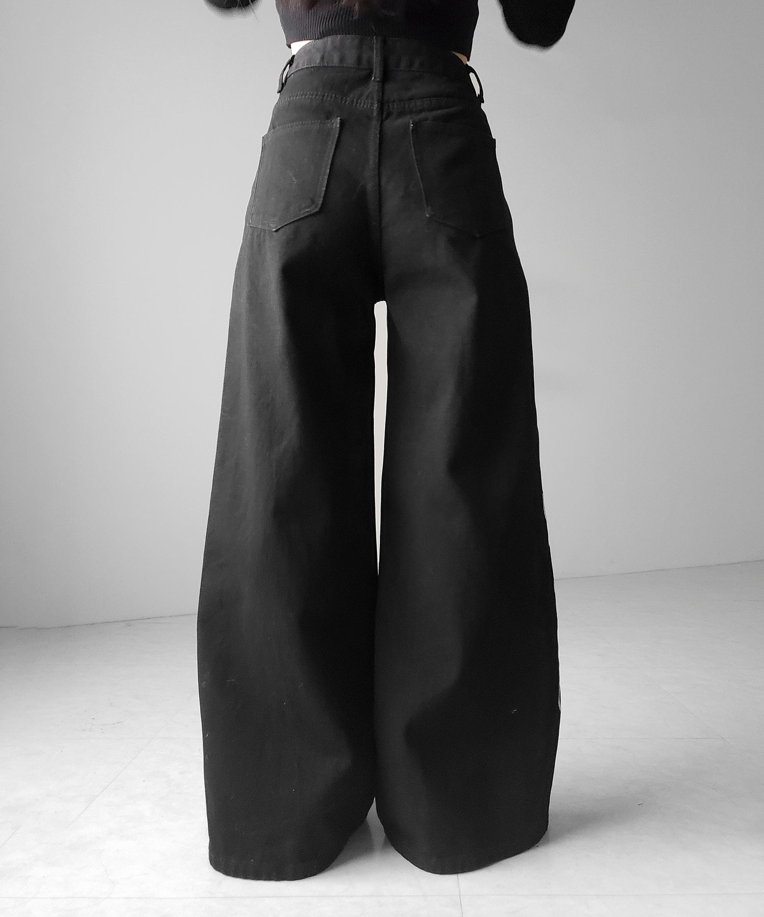 レタリングロゴ刺繍ハイウエストワイドブラックデニム ／ lettering logo embroidery high waist wide black denim