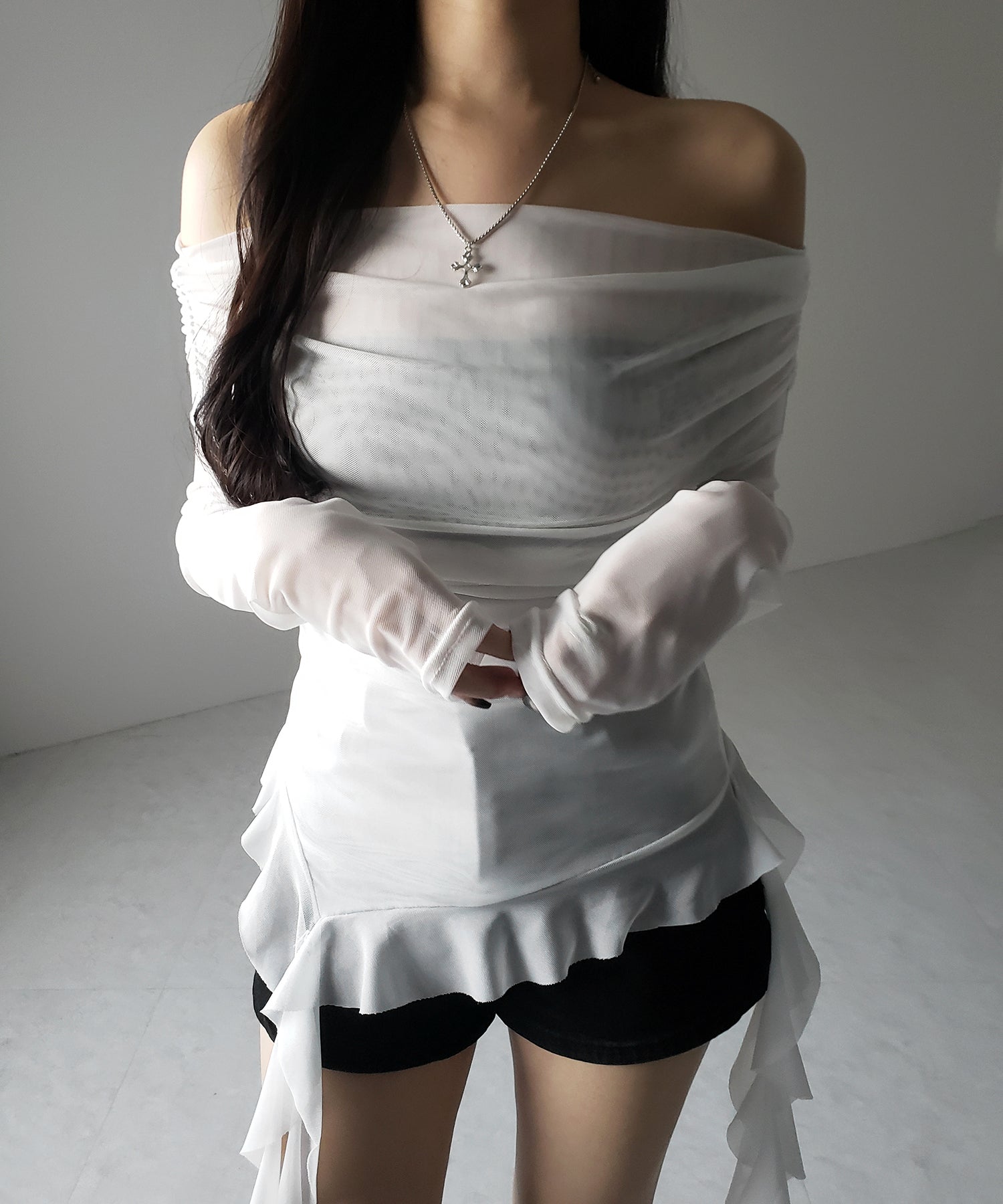 【 ２color 】アシンメトリーフリルオフショルシアートップス ／ asymmetrical frill off-shoulder sheer tops