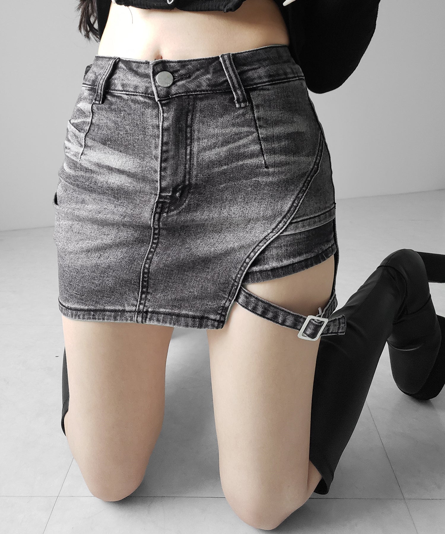 【 インパン裏地付 】カットアウトベルトストラップデニムミニスカパン ／ cutout belt strap denim mini skirt pants