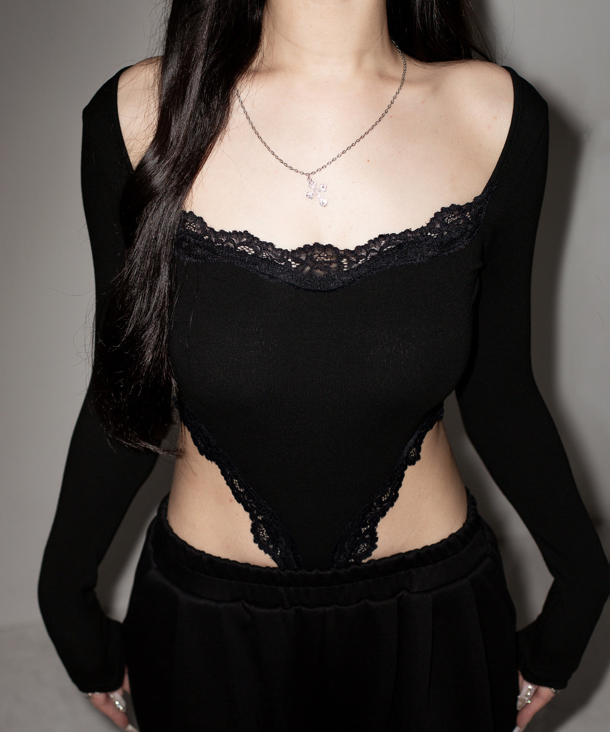カットアウトレースポイントボディスーツトップス ／cutout lace point bodysuit tops