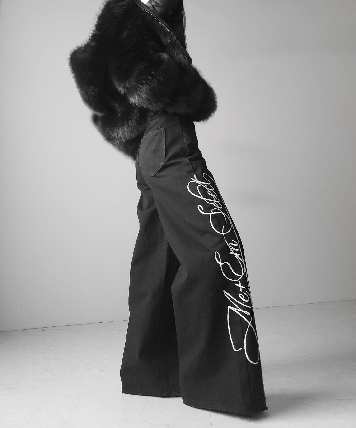 レタリングロゴ刺繍ハイウエストワイドブラックデニム ／ lettering logo embroidery high waist wide black denim