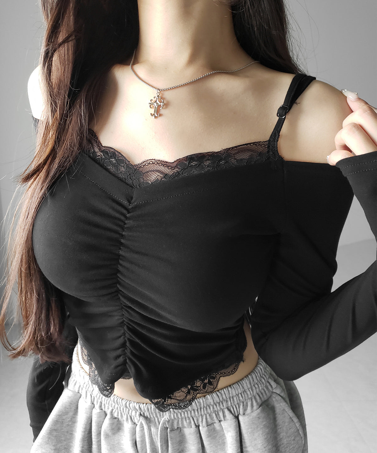 レースレイヤードギャザーオフショル長袖Ｔシャツ ／ lace layered gather off-shoulder long-sleeved T-shirts