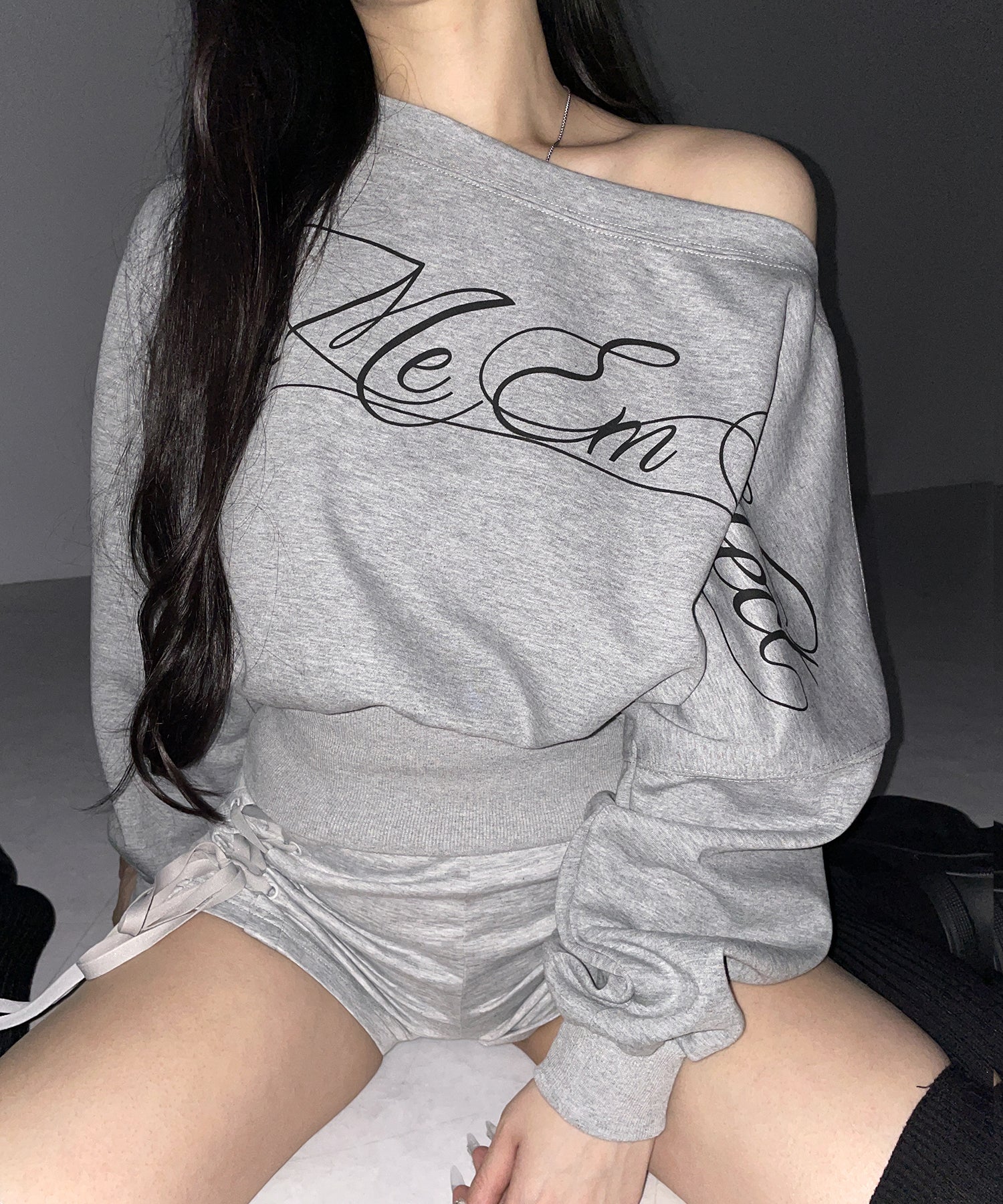 レタリングロゴワンショルショートスウェットライクトップス ／ lettering logo one-shoulder short sweatlike tops