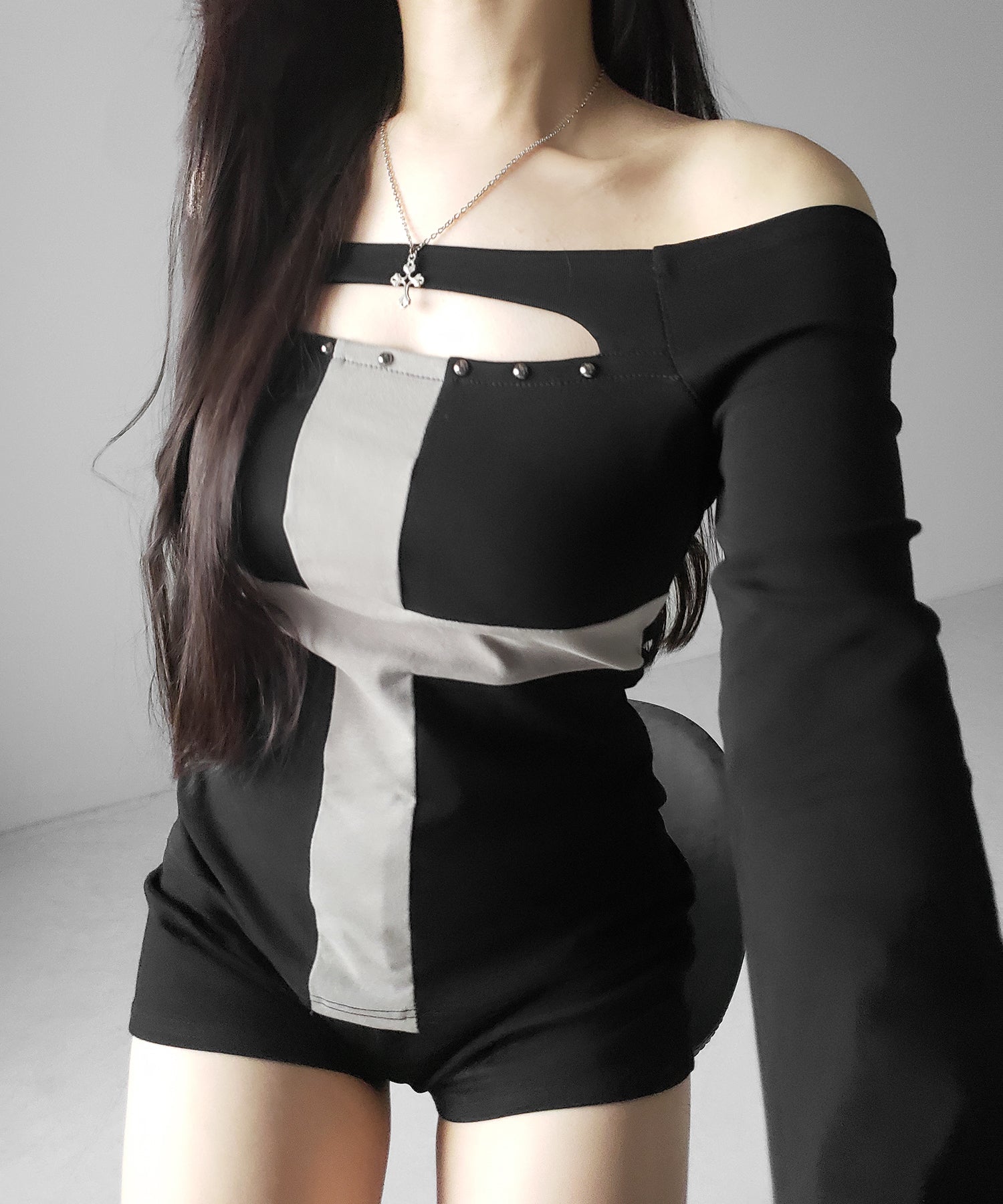 十字架クロスデザインカットアウトオフショルスリムトップス ／ cross design cutout offshoulder slim tops