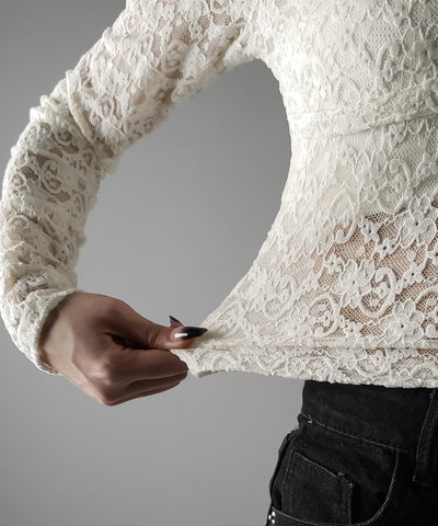 【 ２color 】Vネックスリムラインレーストップス ／ V-neck slimline lace tops