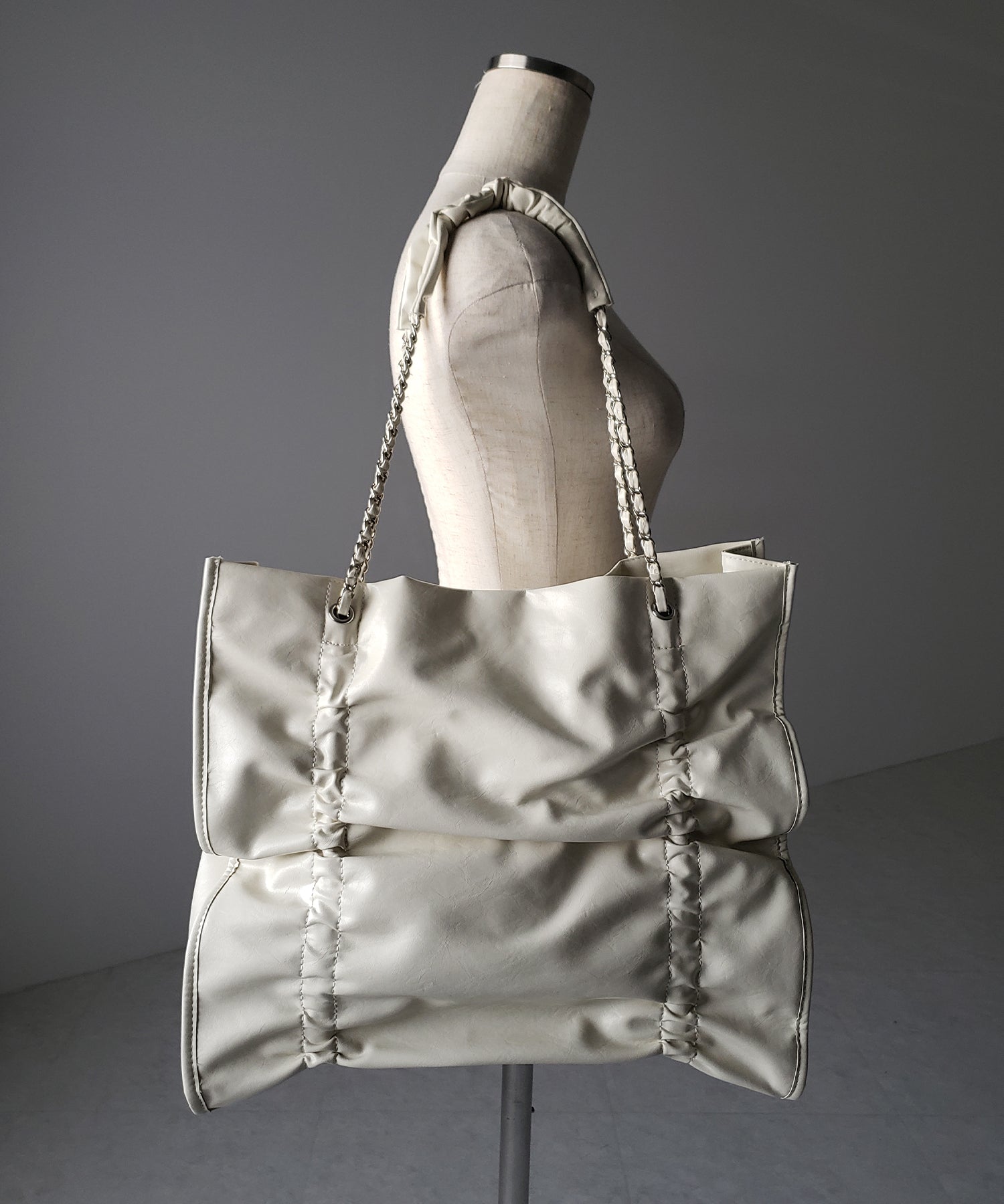 【 ３color ／ A4収納可 】ダブルシャーリングフェイクレザースクエアチェーンバッグ ／ double shirring fake leather square chain bag
