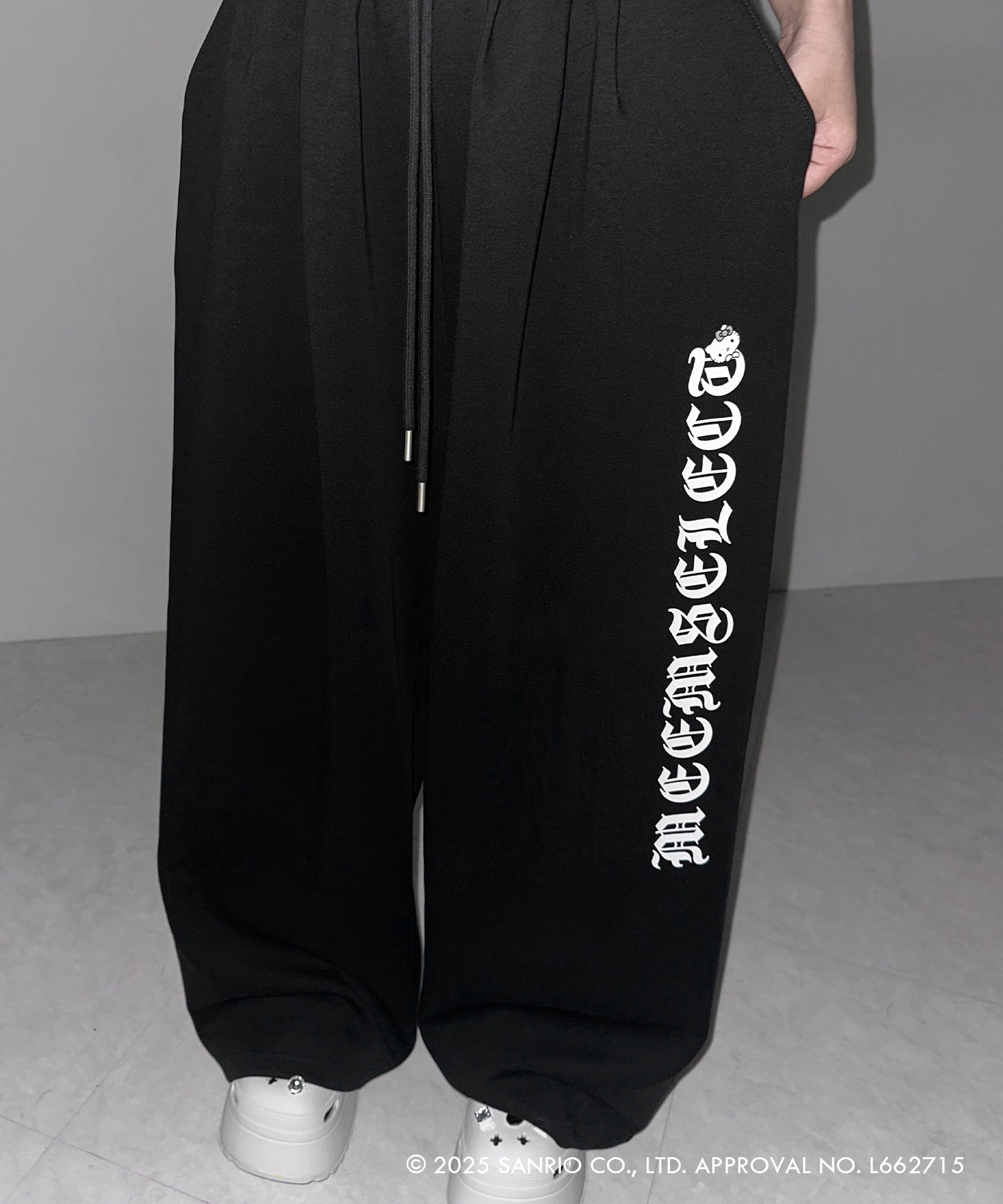 【 HELLO KITTY × me+em select 】ハローキティグランジロゴワイドスウェットパンツ ／ Hello Kitty grunge logo wide sweatpants 【 セットアップ着用可能 】
