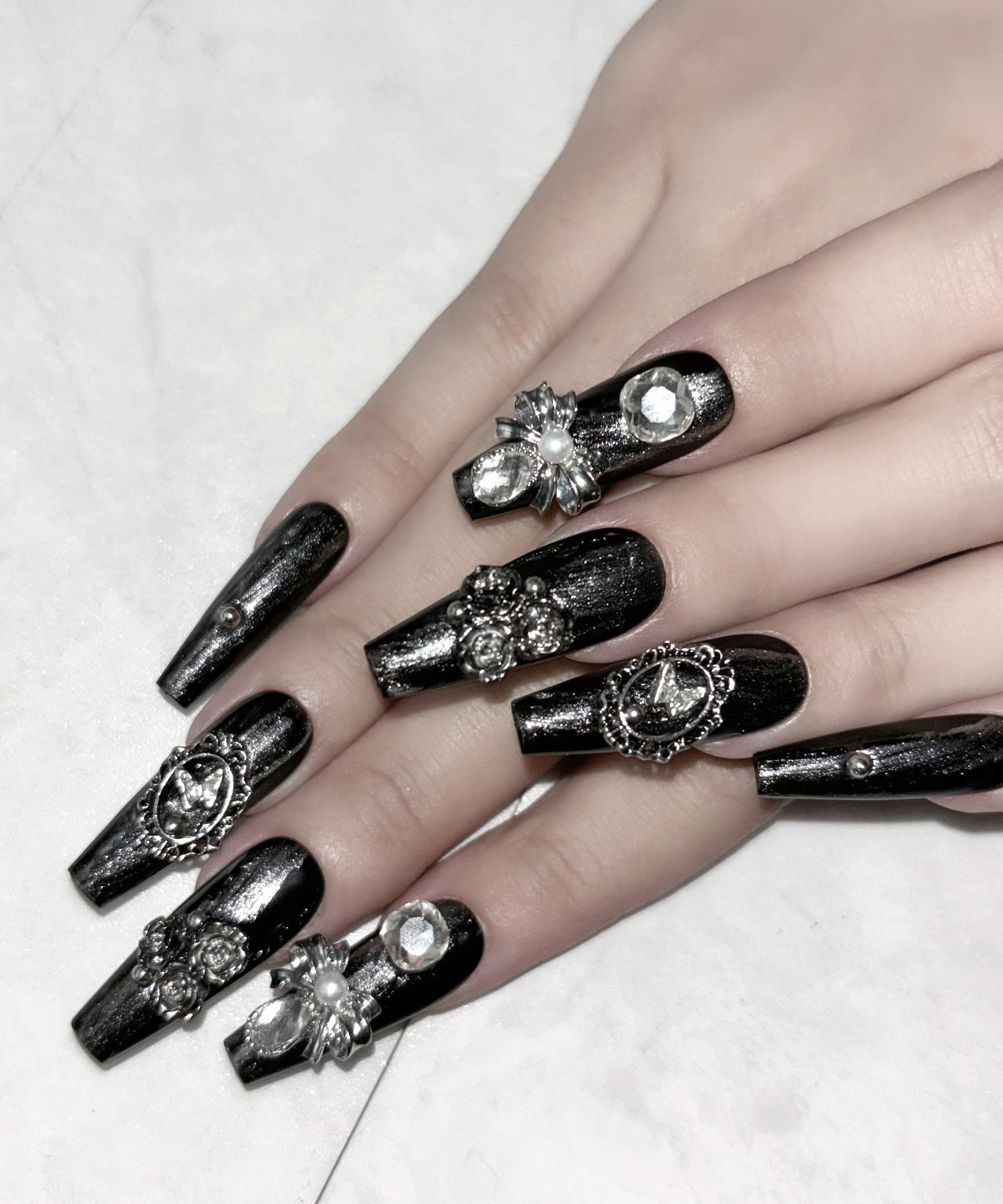 カメオリボンメタリックブラックロングネイルチップ ／ cameo ribbon metallic black long nail tips