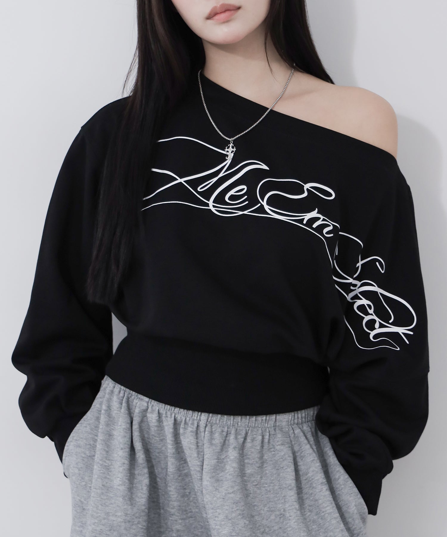 レタリングロゴワンショルショートスウェットライクトップス ／ lettering logo one-shoulder short sweatlike tops