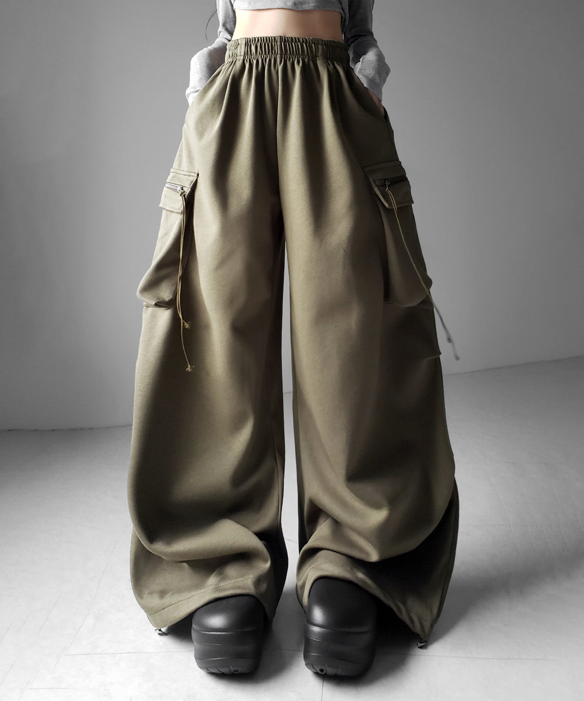 【 裾絞り可能２WAY 】ドローコードタックワイドカーゴスウェットパンツ ／ drawcord tuck wide cargo sweatpants