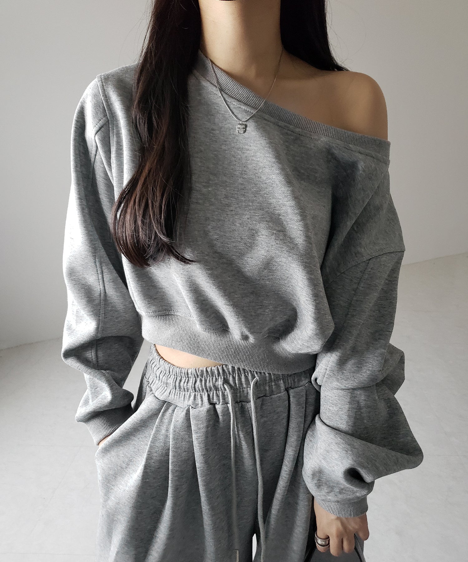 【 セットアップ 】ワンショルダーショートスウェットトップス ＋ タックワイドパンツ SET ／ off shoulder short sweat tops & tack wide pants SET