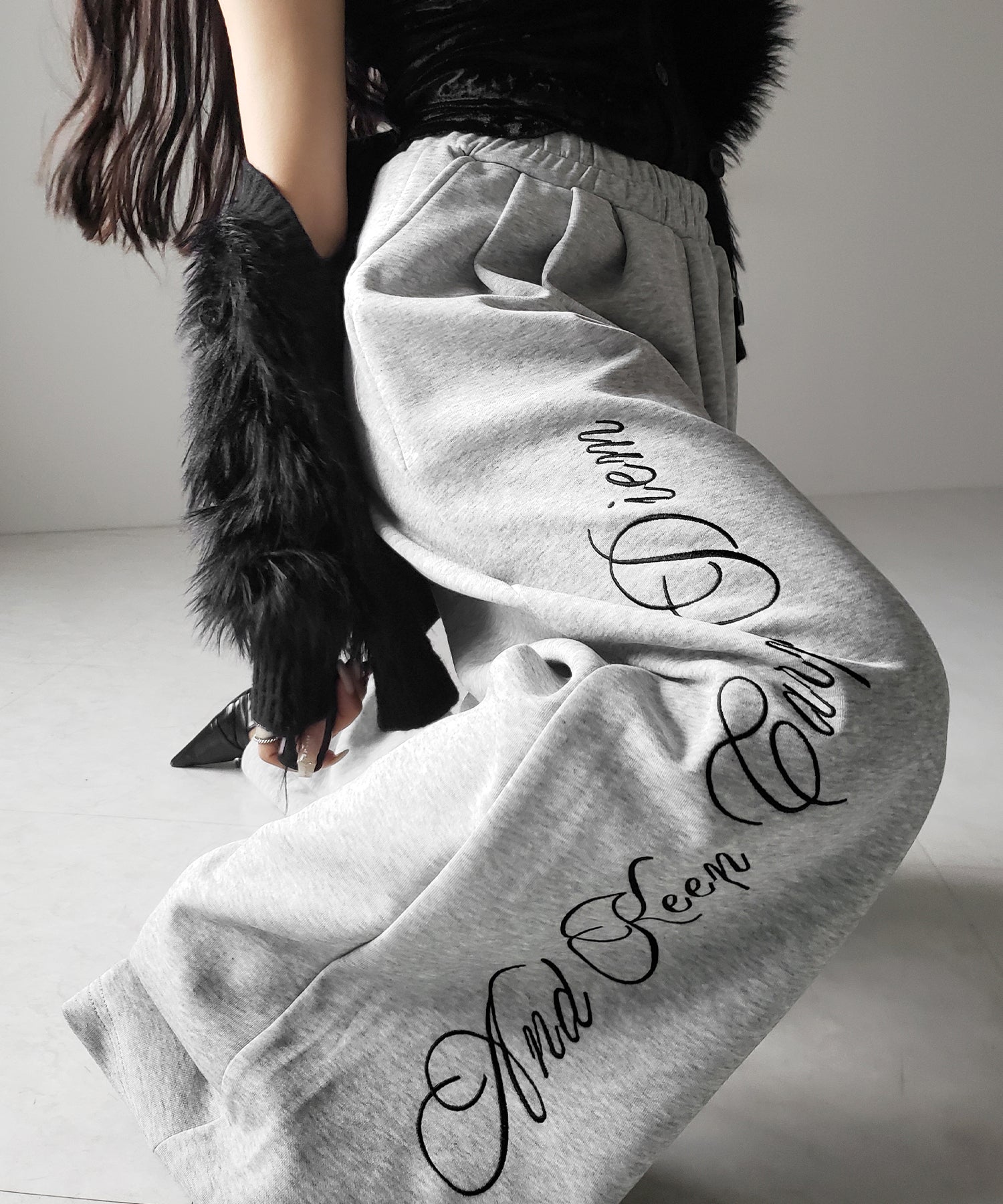 レタリングロゴ刺繍ワイドスウェットパンツ ／ lettering logo embroidery wide sweatpants