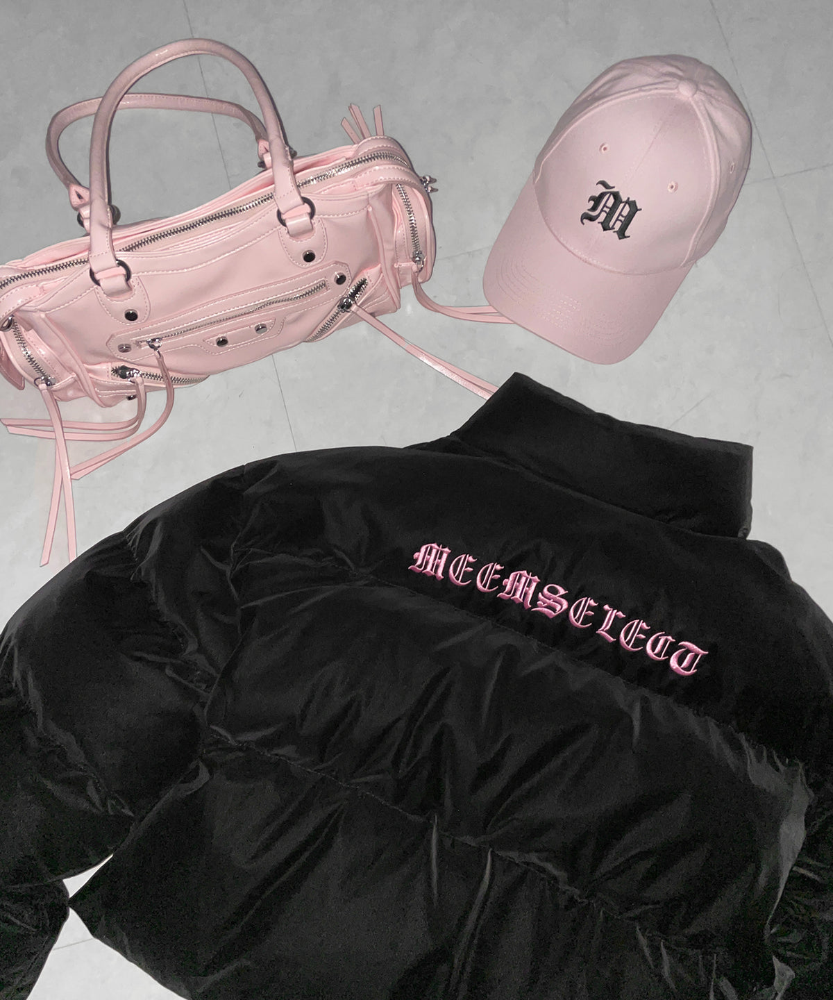 【 新色ピンクが追加！ 】グランジロゴ刺繍ショートパフ中綿ジャケット ／ grunge logo embroidery short puff fake down jacket