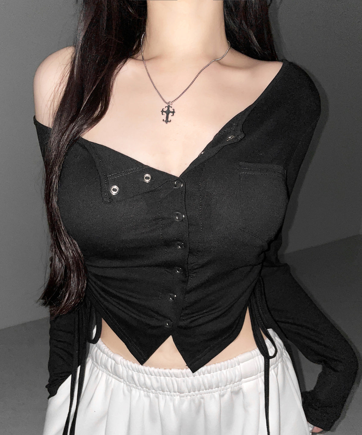 スナップボタンサイドシャーリング長袖ワンショルトップス ／ Snap button side shirring long-sleeved one-shoulder tops