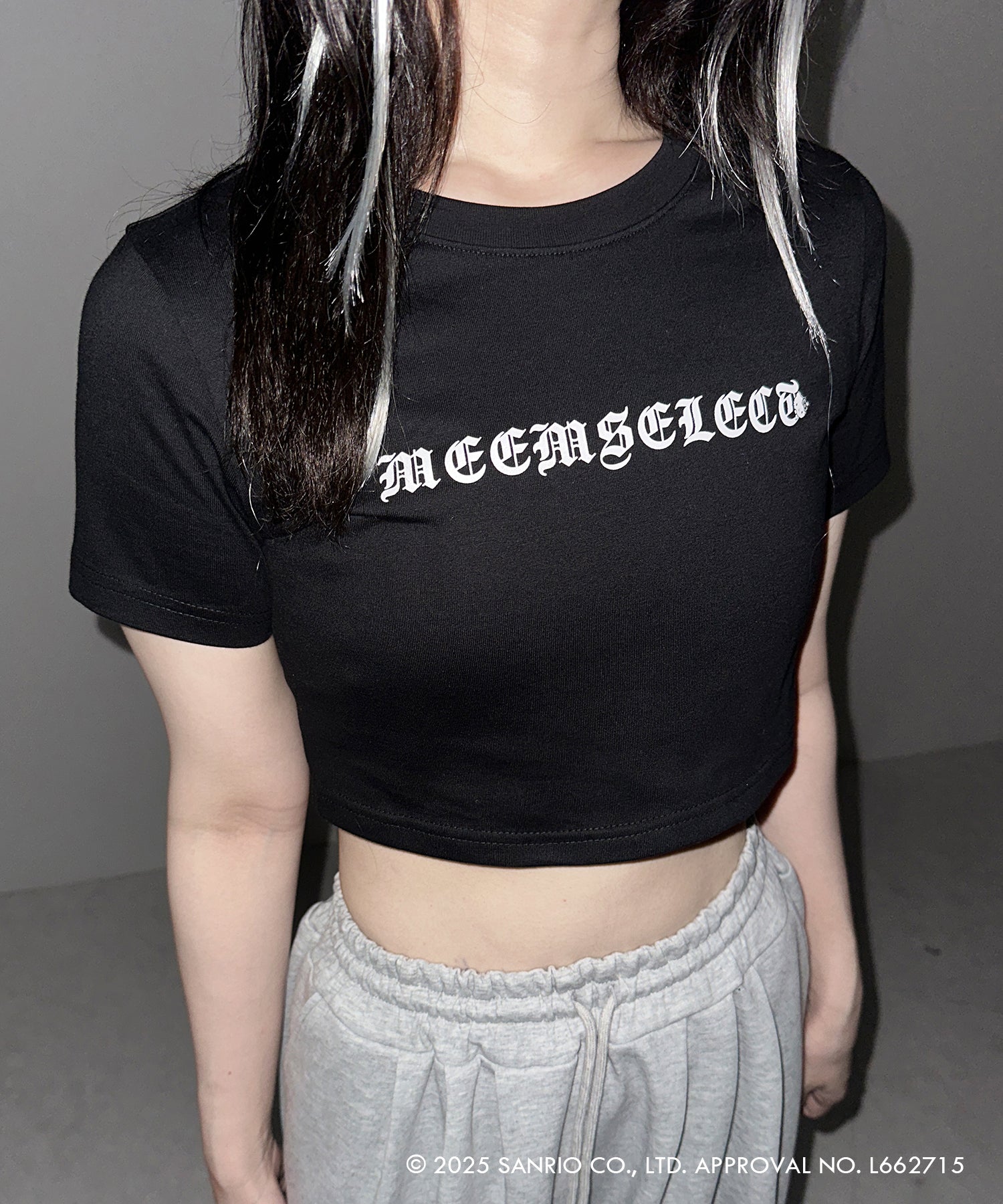【 HELLO KITTY × me+em select 】ハローキティグランジロゴショートちびTシャツ ／ Hello Kitty grunge logo short chibi T-shirt 【 セットアップ着用可能 】
