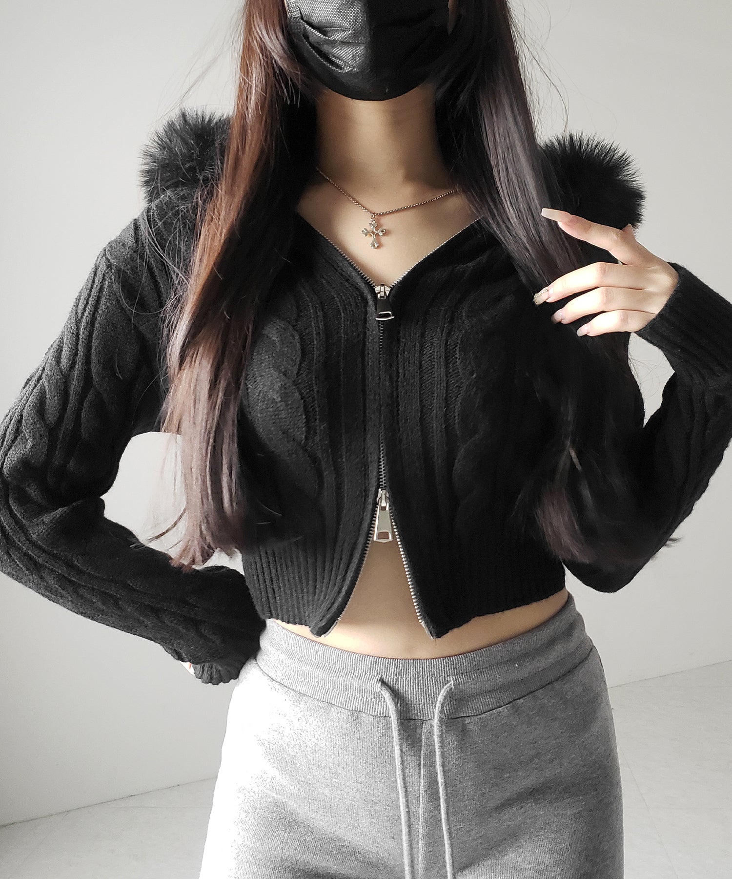 ファーフーディダブルジップショートニットパーカー ／ Fur hooded double zip short knit hoodie