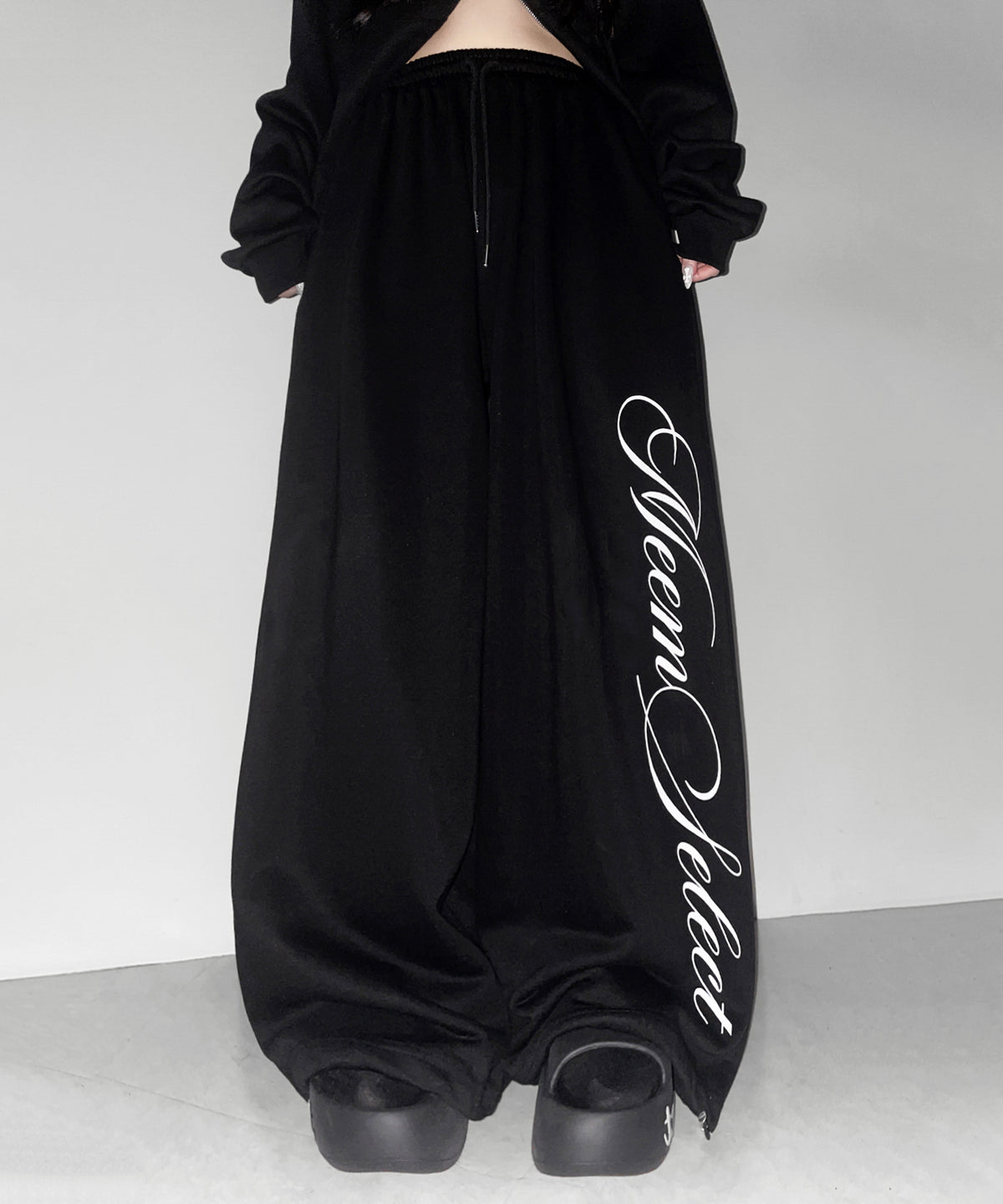 【 セットアップ可能 】レタリングロゴプリントワイドスウェットパンツ ／ lettering logo print wide sweat pants