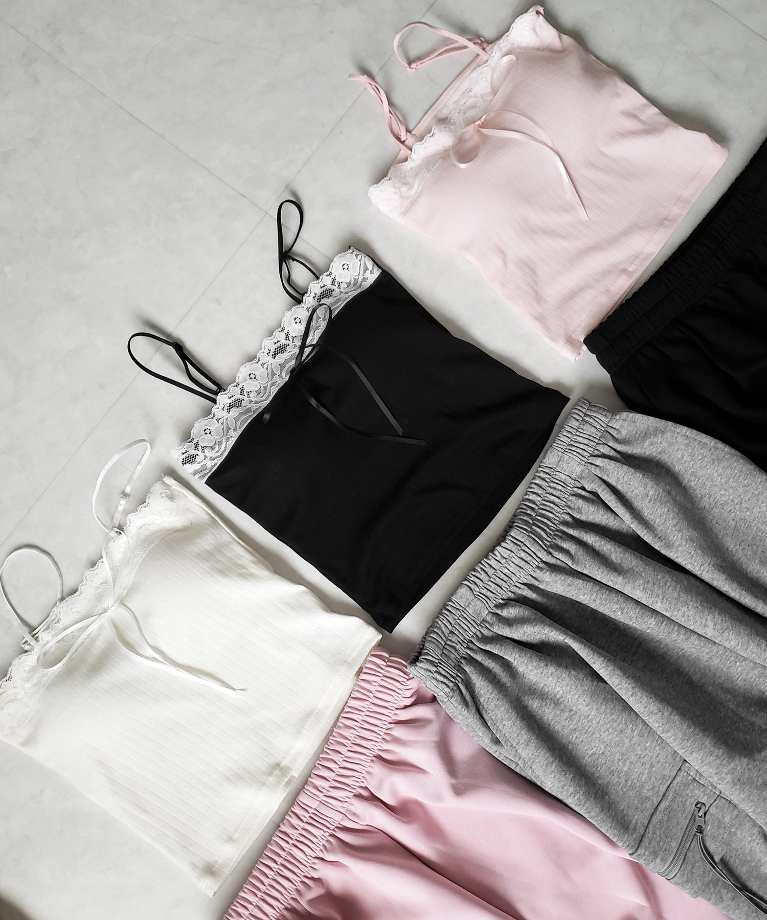 フロントリボンレースショートキャミソール ／ front ribbon lace short camisole