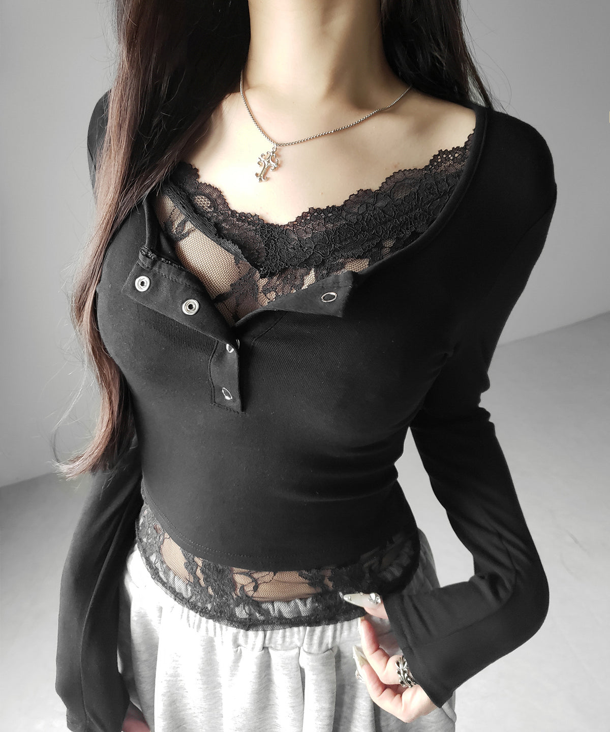 【 人気アイテムの長袖verが新登場！ 】レースレイヤードヘンリーネックスクエア長袖Ｔシャツ ／ lace layered henley neck square long sleeve T-shirt
