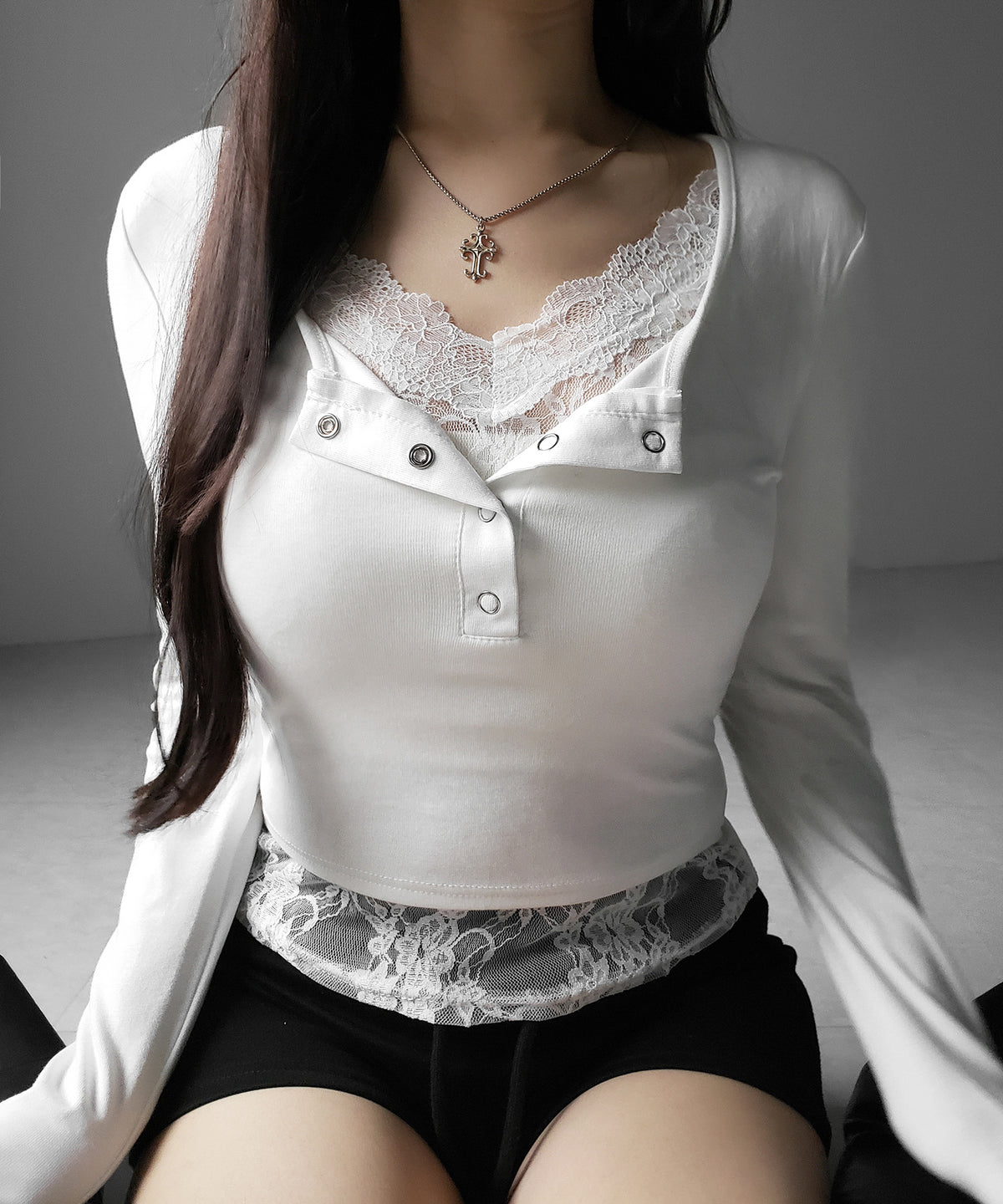 【 人気アイテムの長袖verが新登場！ 】レースレイヤードヘンリーネックスクエア長袖Ｔシャツ ／ lace layered henley neck square long sleeve T-shirt