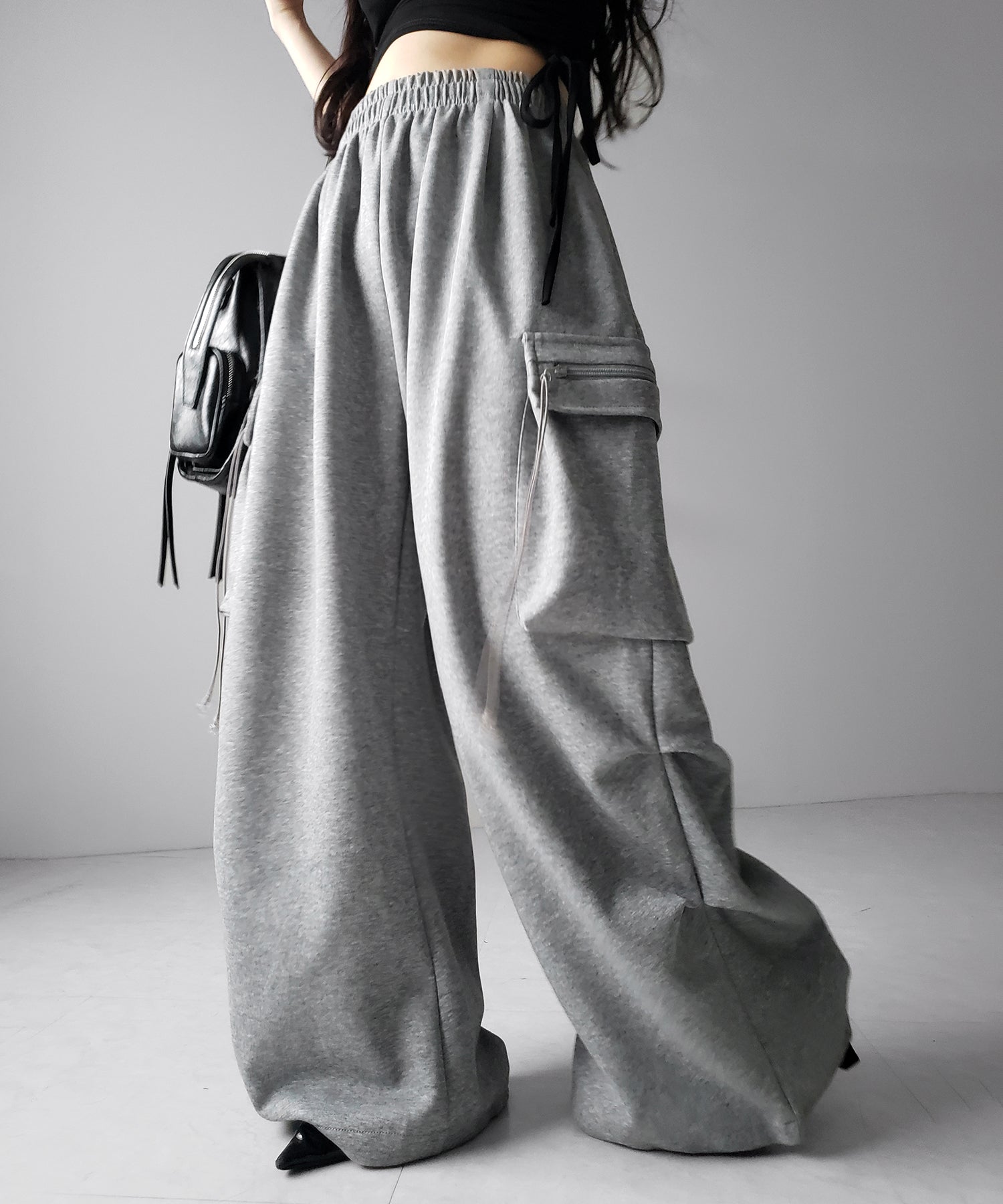 【 裾絞り可能２WAY 】ドローコードタックワイドカーゴスウェットパンツ ／ drawcord tuck wide cargo sweatpants