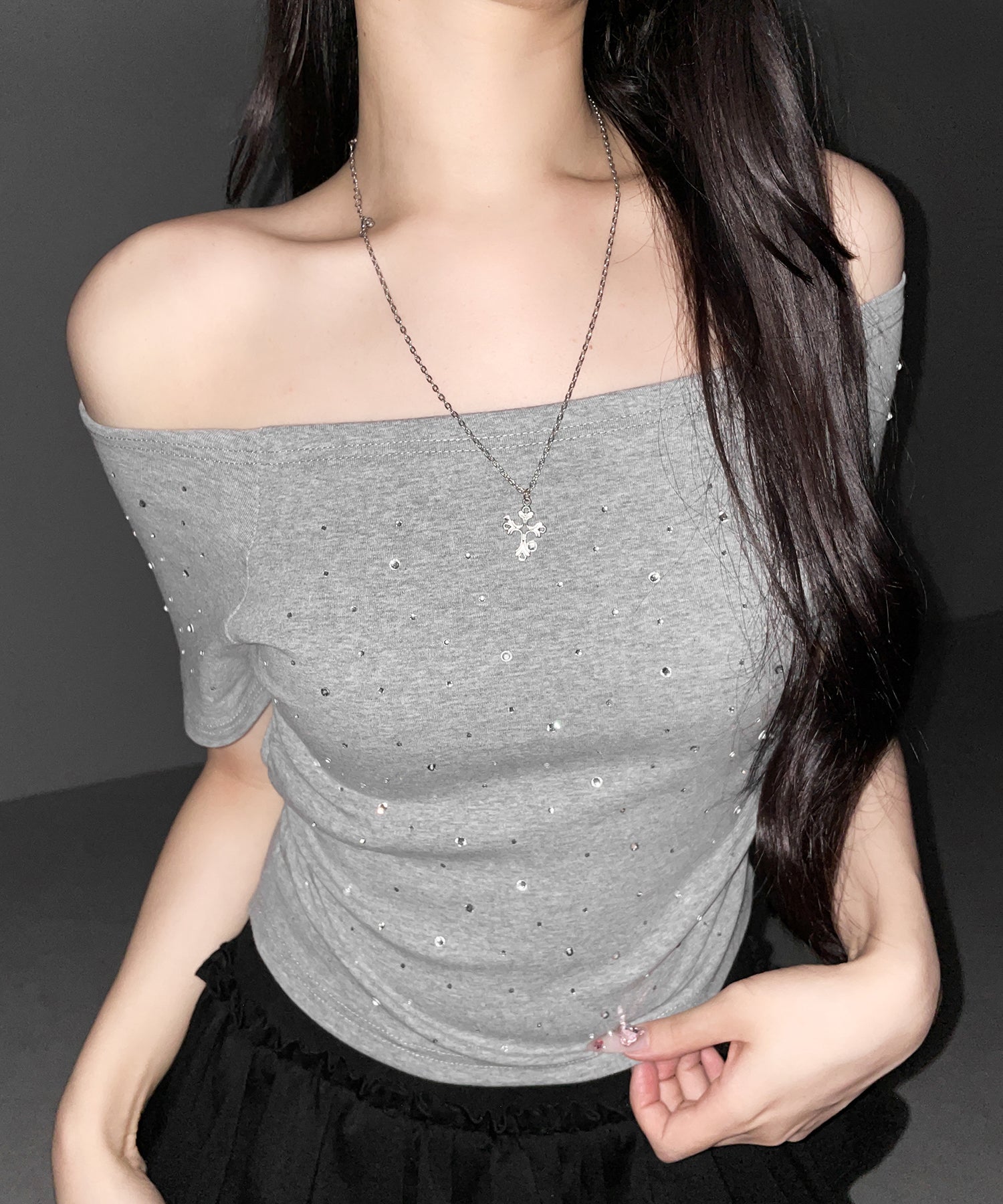 ラインストーンオフショルスリムTシャツ ／ Rhine stone off shoulder slim T-shirts