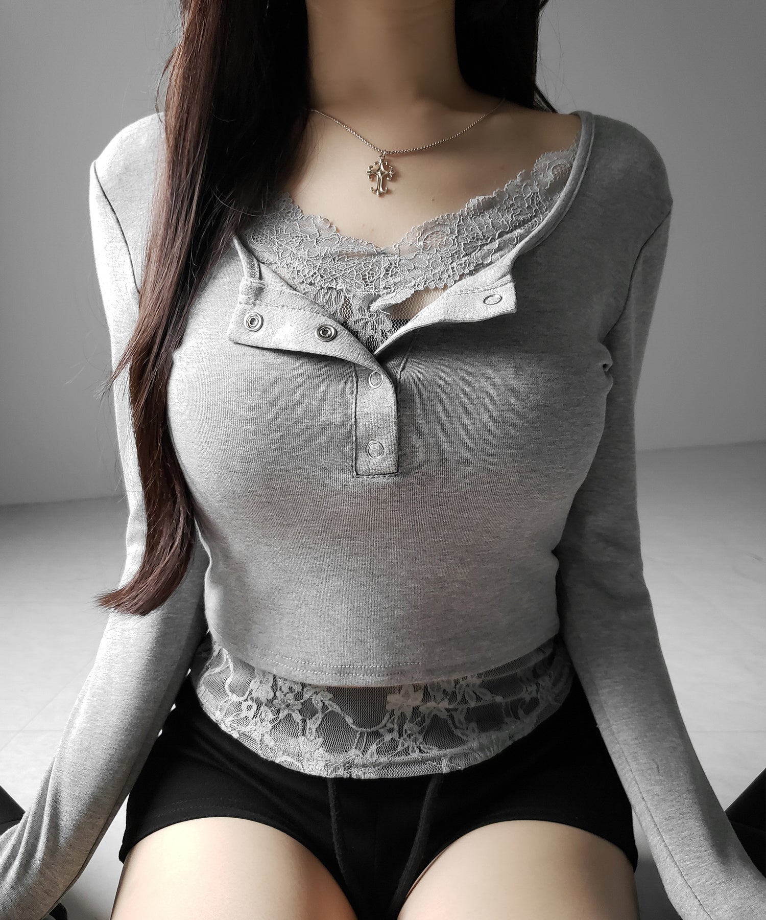 【 人気アイテムの長袖verが新登場！ 】レースレイヤードヘンリーネックスクエア長袖Ｔシャツ ／ lace layered henley neck square long sleeve T-shirt