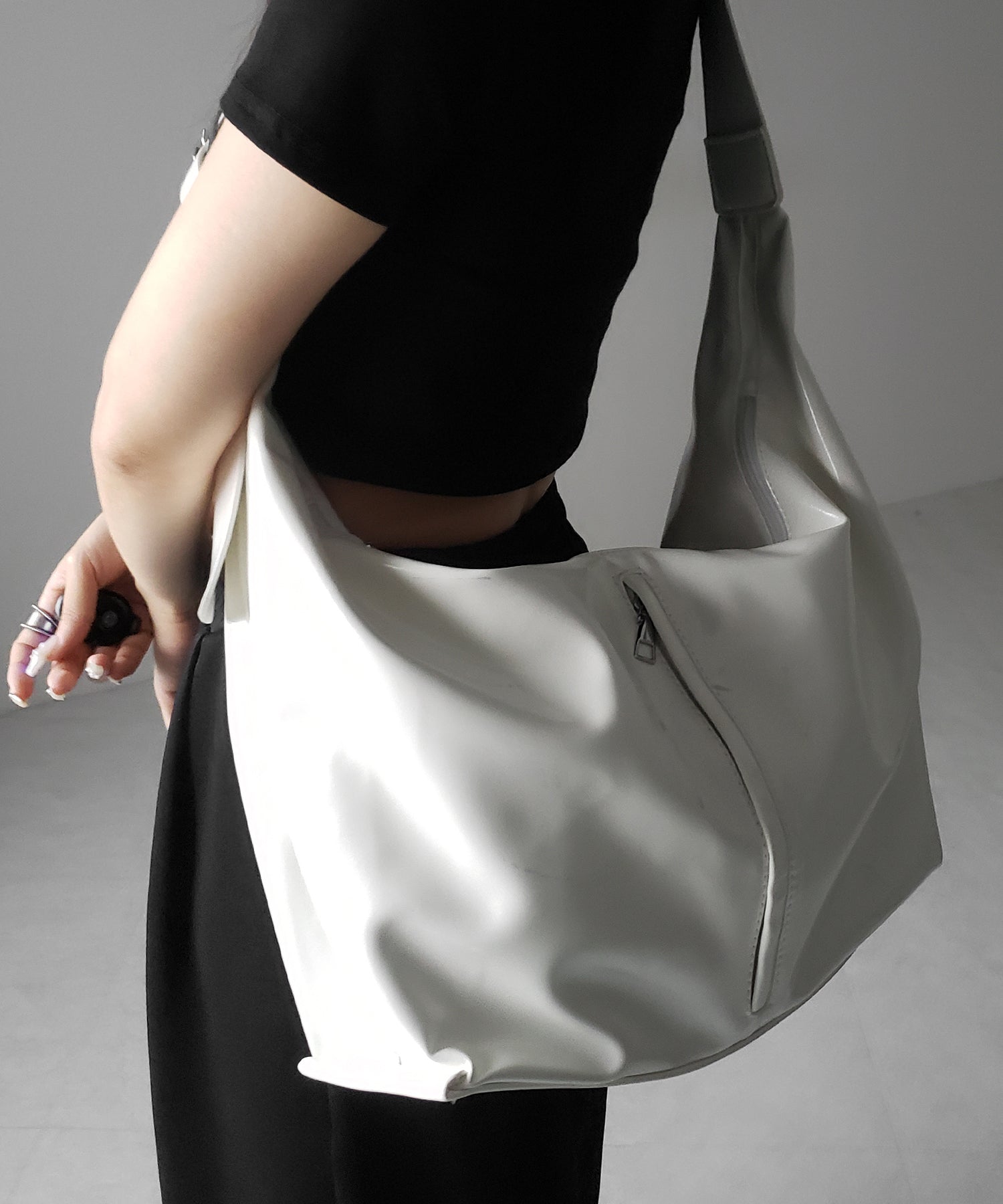 【 大容量 】フェイクレザーワイドストラップビッグショルダーボディバッグ ／fake leather wide strap big shoulder body bag
