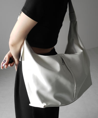 【 大容量 】フェイクレザーワイドストラップビッグショルダーボディバッグ ／fake leather wide strap big shoulder body bag
