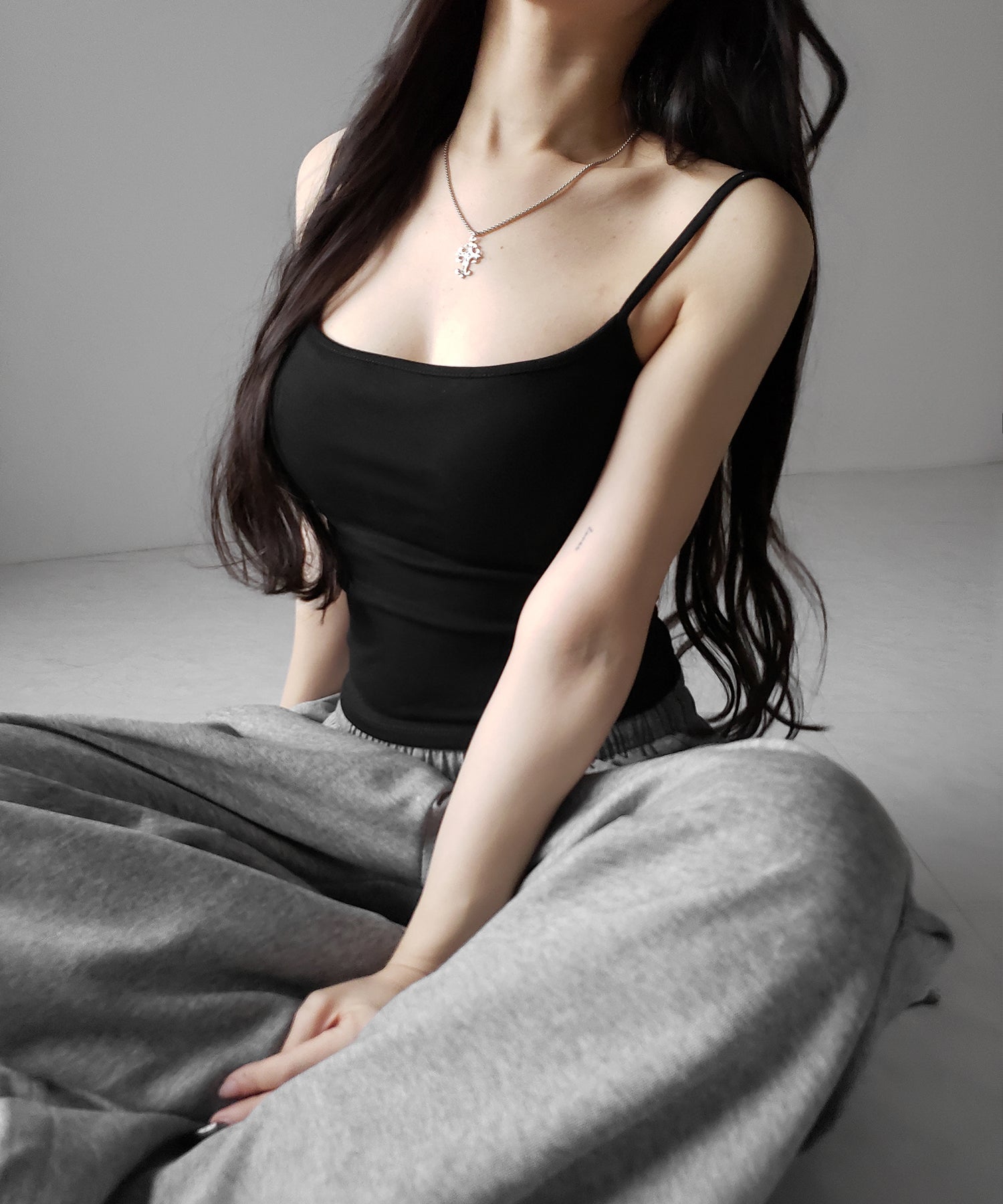 【 カップ付き 】スクエアネックストラップスリムキャミソール ／ square neck strap slim camisole