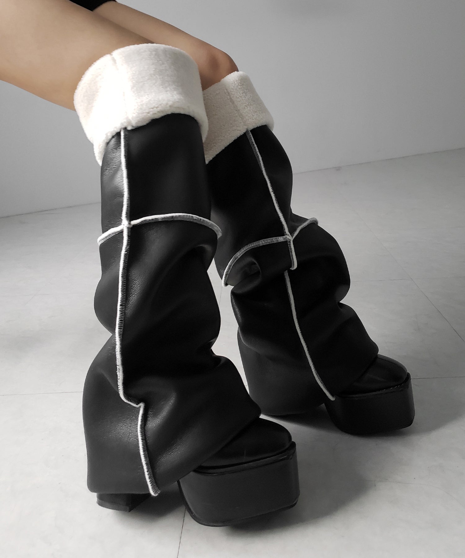 【 ニーハイにもなる２WAY 】ムートンフェイクレザールーズレッグカバー ／ mouton fake leather loose leg cover