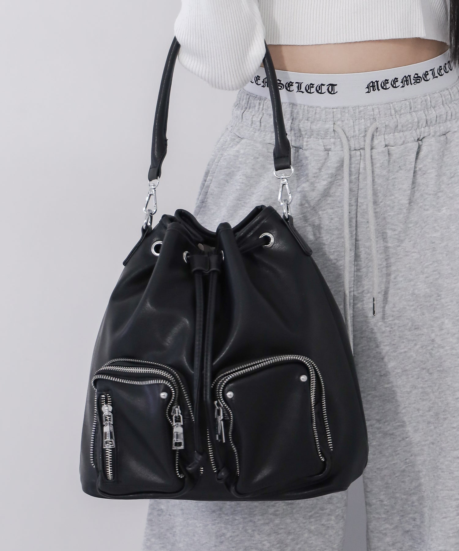 【 ２WAY 】ダブルジップアウトポケットフェイクレザー巾着ショルダーバッグ ／ ( 2WAY ) double zip out pocket fake leather drawstring shoulder bag