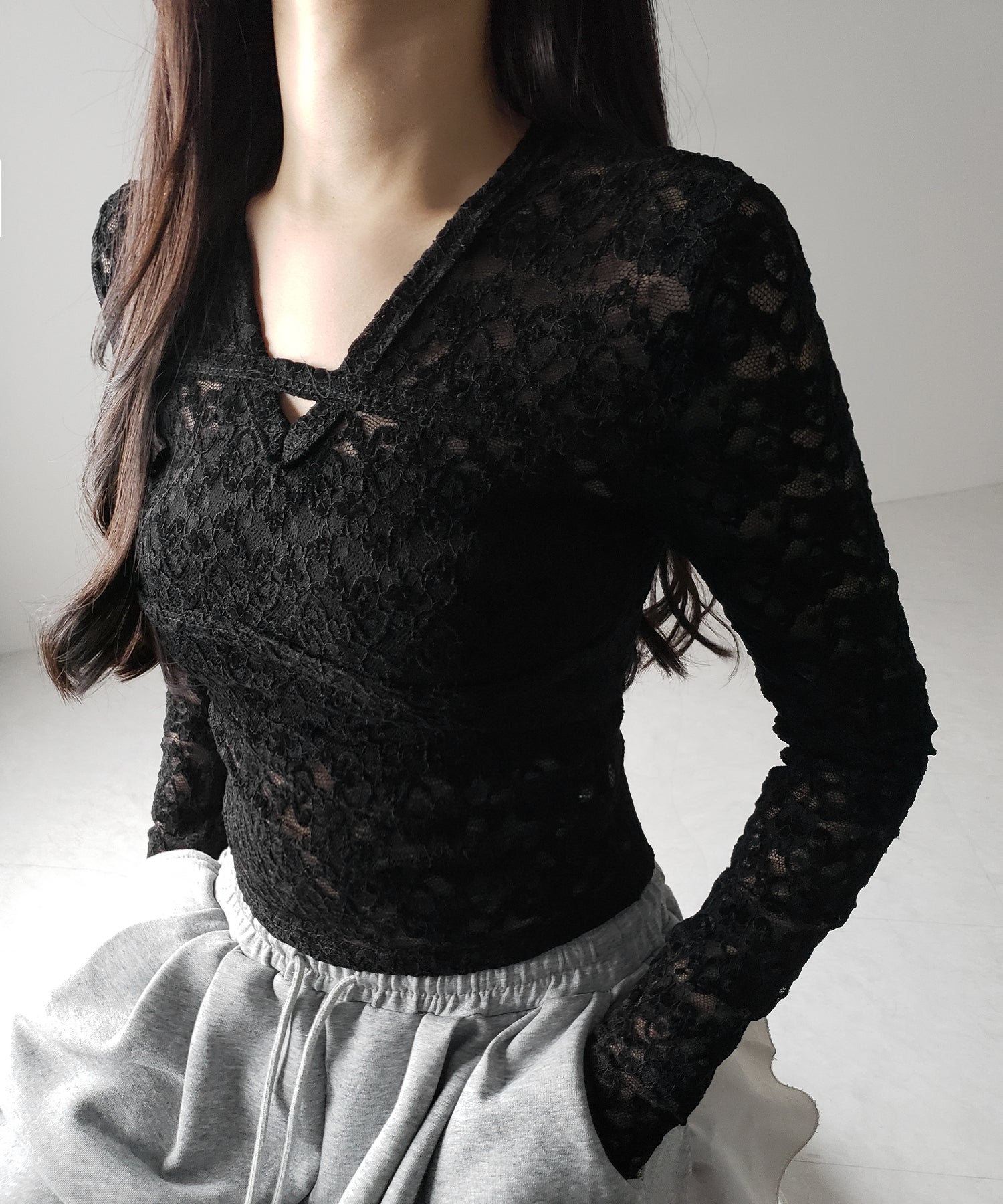 【 ２color 】Vネックスリムラインレーストップス ／ V-neck slimline lace tops