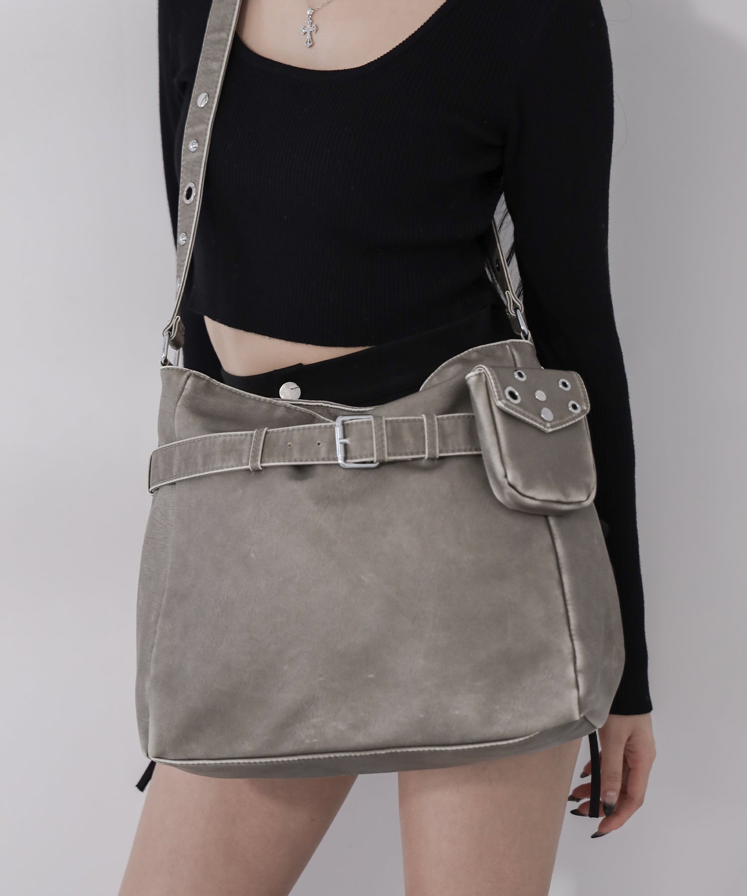 【 A4収納可 】ミニポーチ付きスタッズベルトヴィンテージフェイクレザーショルダーバッグ ／ mini poach SET studs belt vintage fake leather shoulder bag