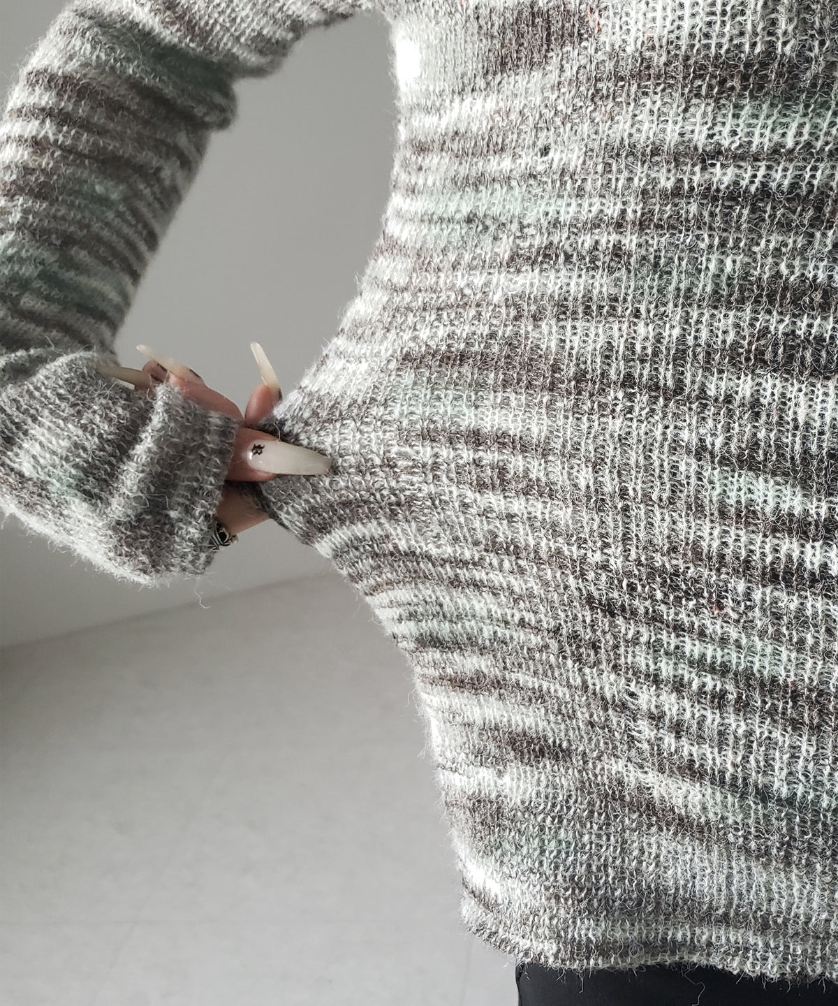 【 ワンショル可能な２WAY 】Ｖネックメランジスリムシアーニット ／ V-neck melange slim sheer knit