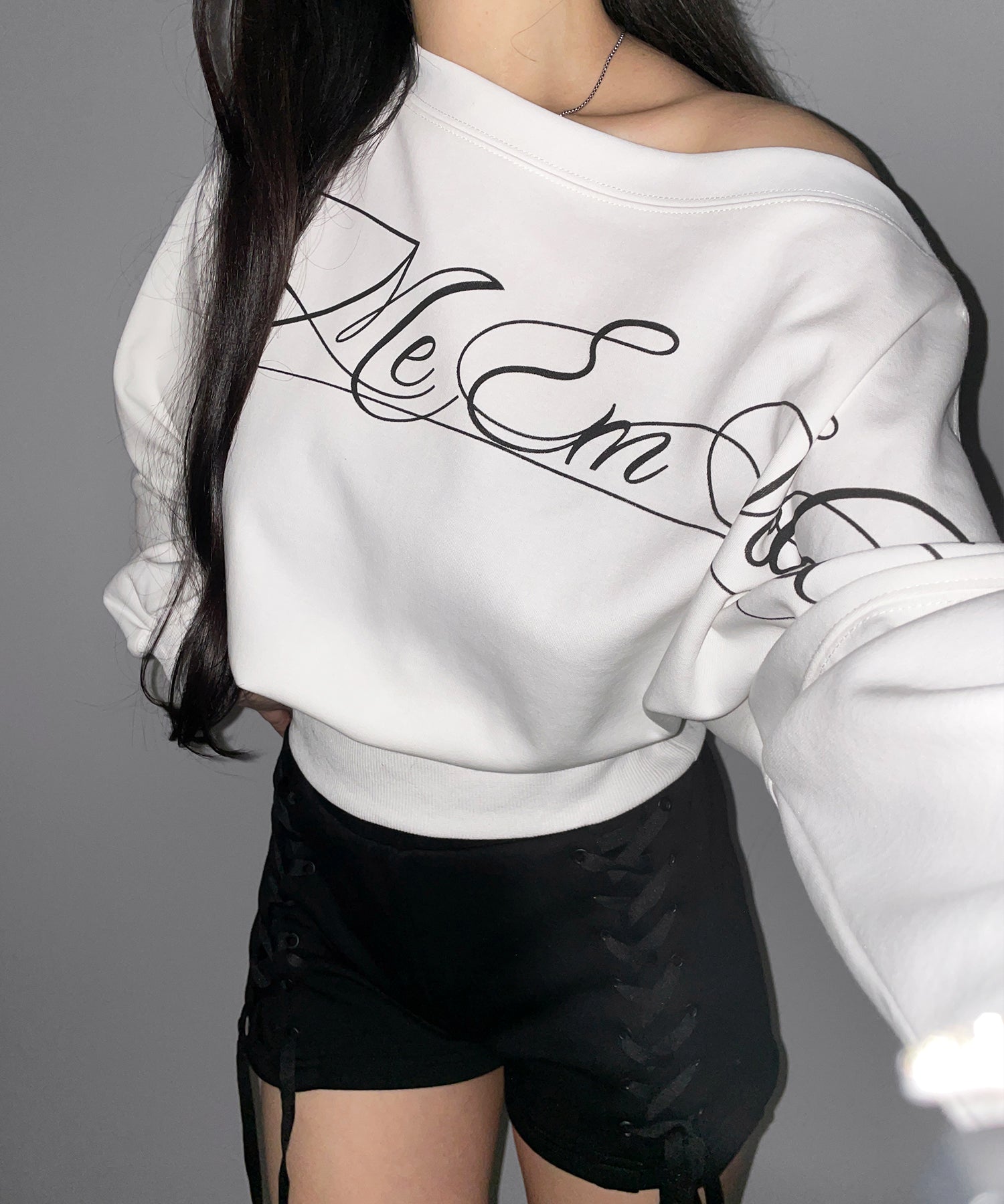 レタリングロゴワンショルショートスウェットライクトップス ／ lettering logo one-shoulder short sweatlike tops