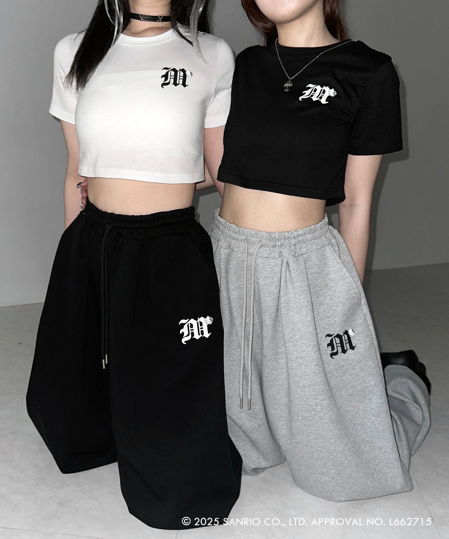 【 HELLO KITTY × me+em select 】ハローキティ M LOGO ショートTシャツ ／ Hello Kitty M LOGO Short T-shirt 【 セットアップ着用可能 】