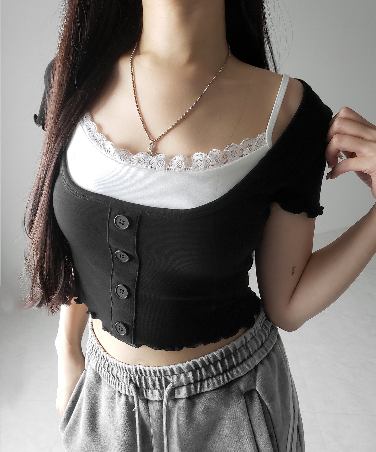 【 ２点セット 】レイヤードレースキャミソール ＋ スクエアネックフロントボタンTシャツ SET