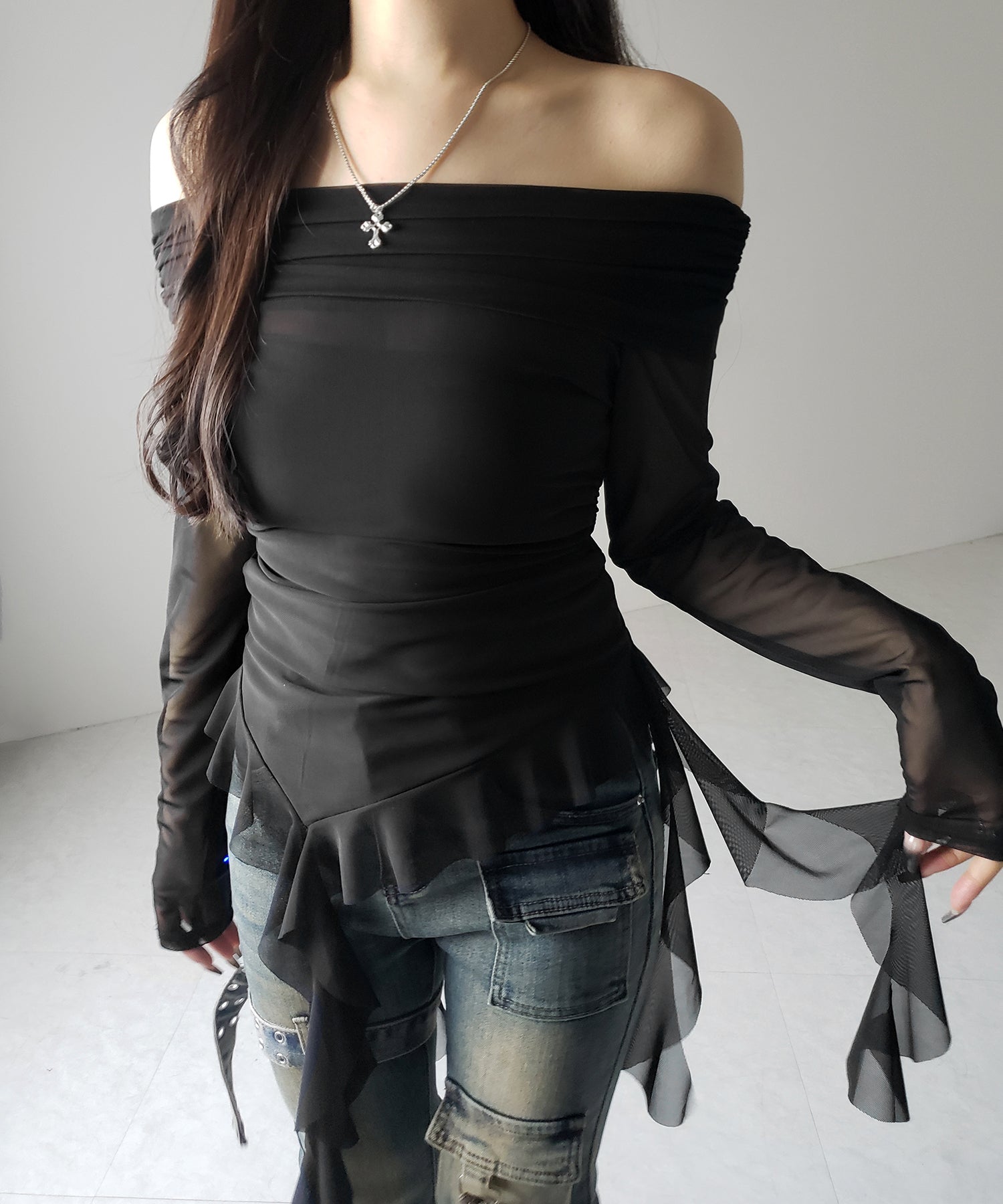 【 ２color 】アシンメトリーフリルオフショルシアートップス ／ asymmetrical frill off-shoulder sheer tops