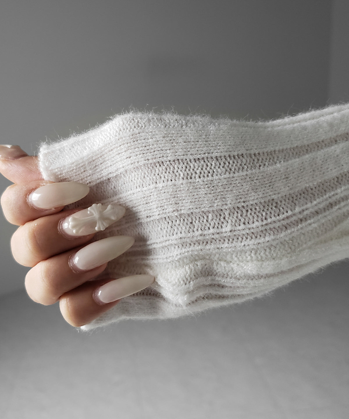 Ⅴネックツイストリブニットトップス ／ V-neck twisted rib knit tops