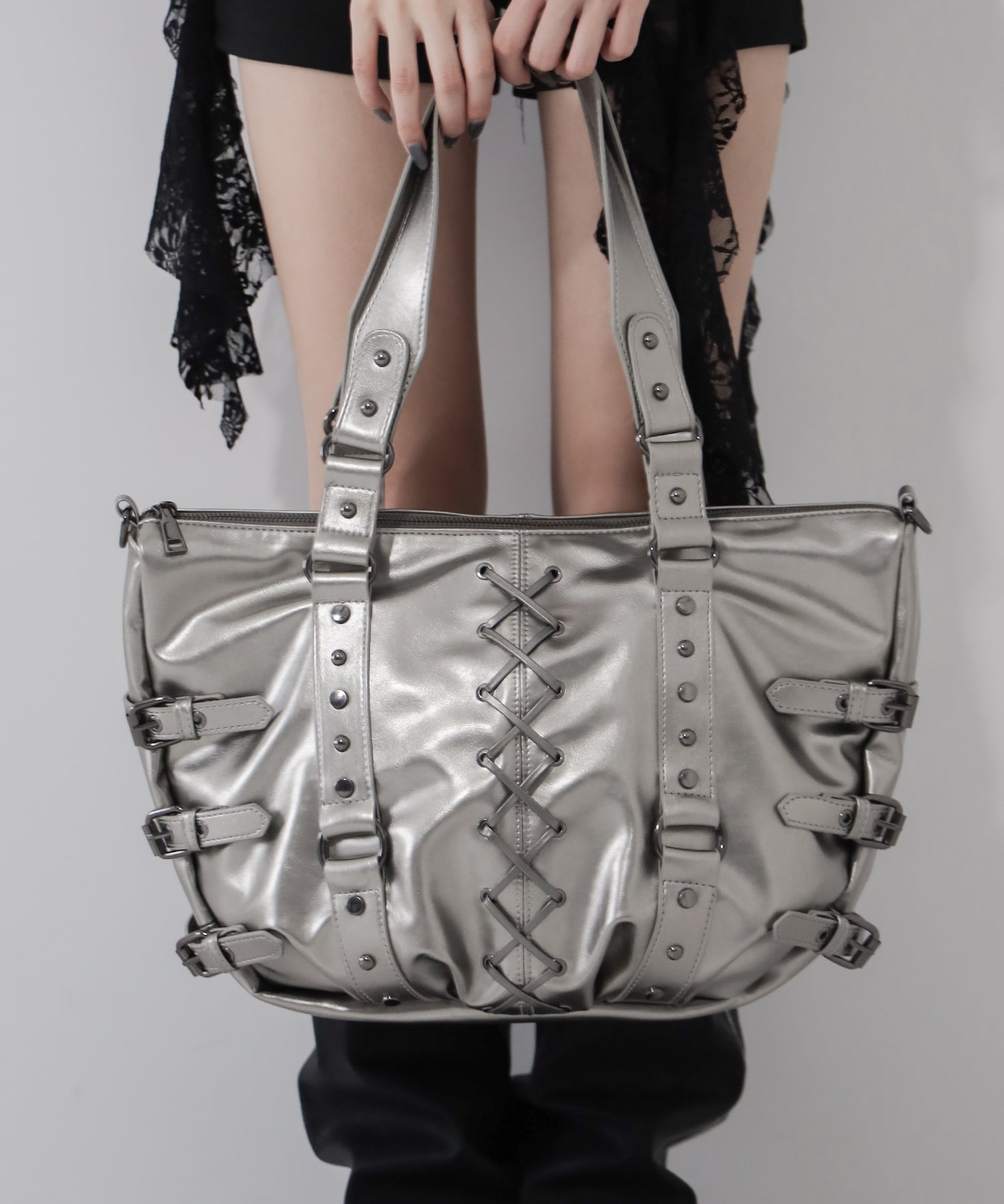 【 ショルダーストラップ付き２WAY 】レースアップベルテッドスタッズデザインヴィンテージショルダーバッグ ／ ( 2WAY ) laceup belted studs design vintage shoulder bag