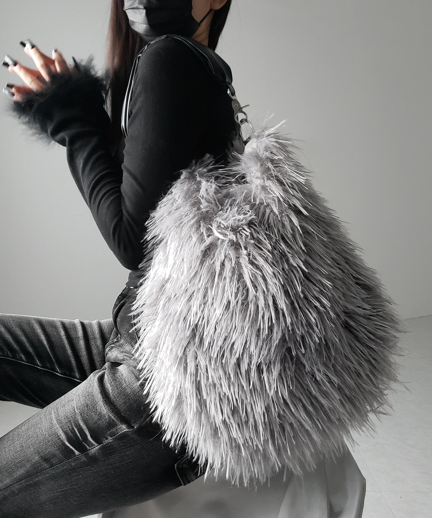 【 ショルダーストラップ付き２WAY 】バイカラーシャギーファーショルダーバッグ ／ bicolor shaggy fur shoulder bag