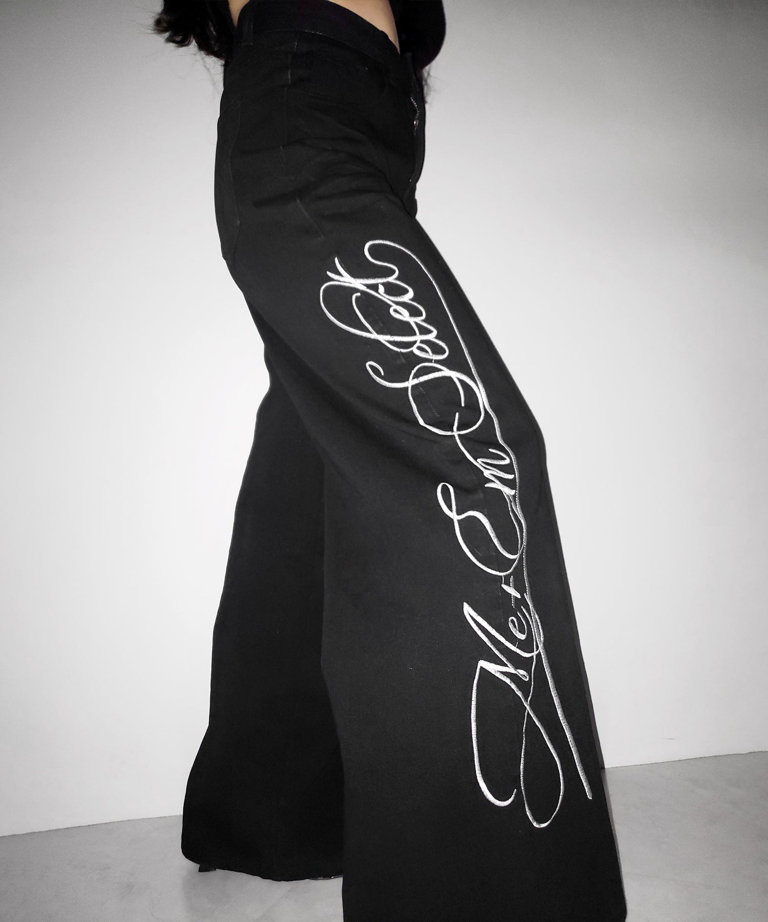 レタリングロゴ刺繍ハイウエストワイドブラックデニム ／ lettering logo embroidery high waist wide black denim