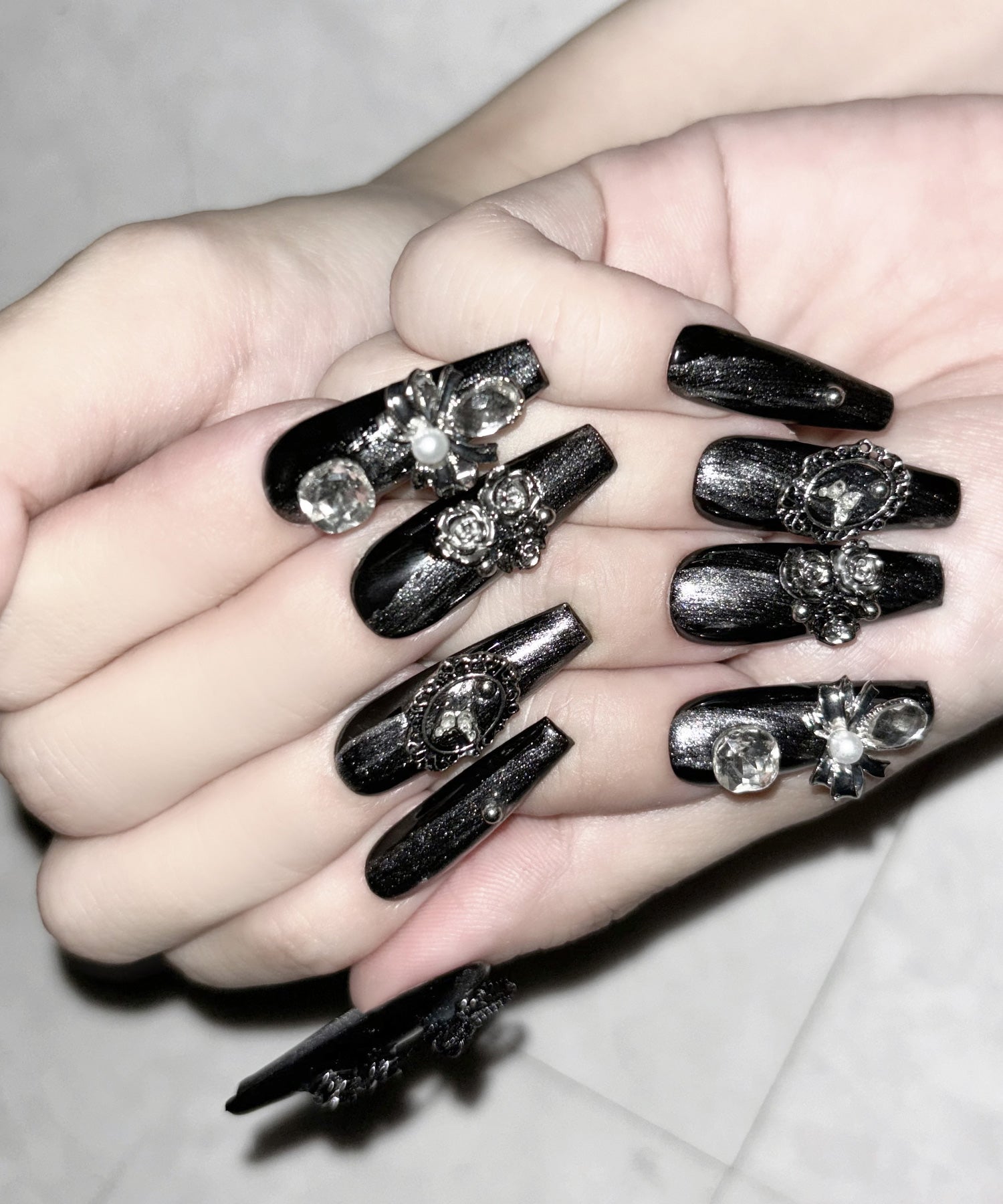 カメオリボンメタリックブラックロングネイルチップ ／ cameo ribbon metallic black long nail tips