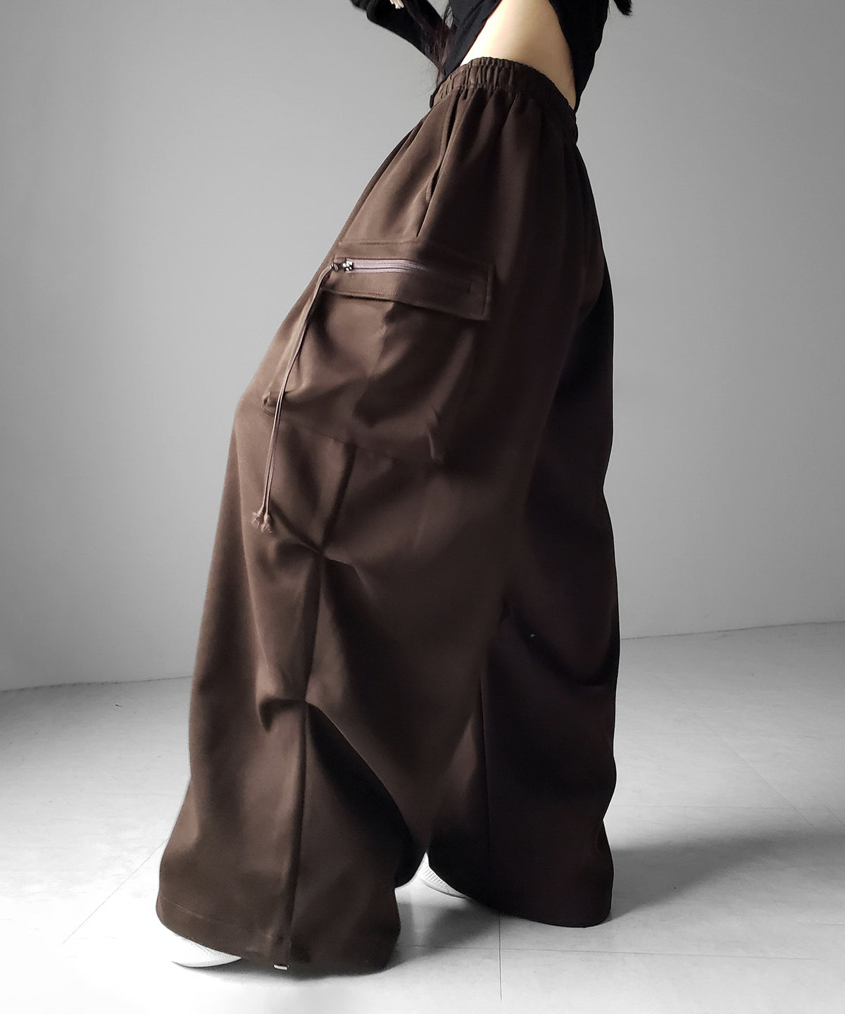 【 裾絞り可能２WAY 】ドローコードタックワイドカーゴスウェットパンツ ／ drawcord tuck wide cargo sweatpants